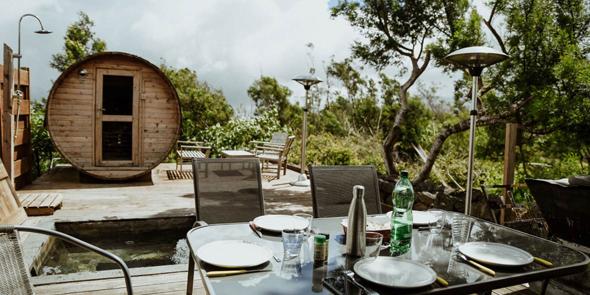 Table, jacuzzi et sauna sur terrasse privatisée