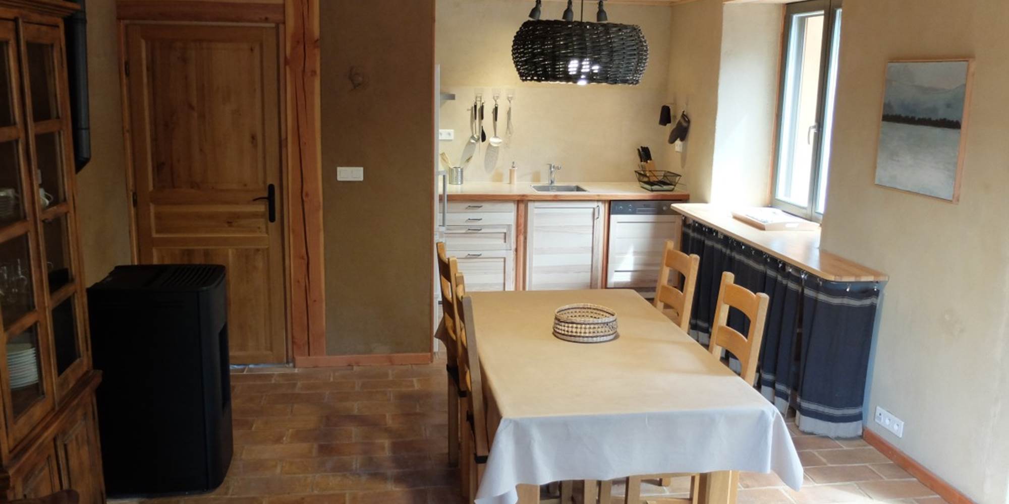 Le salle à manger de l'Ecogîte 1000 Pailles avec sa cuisine intégrée
