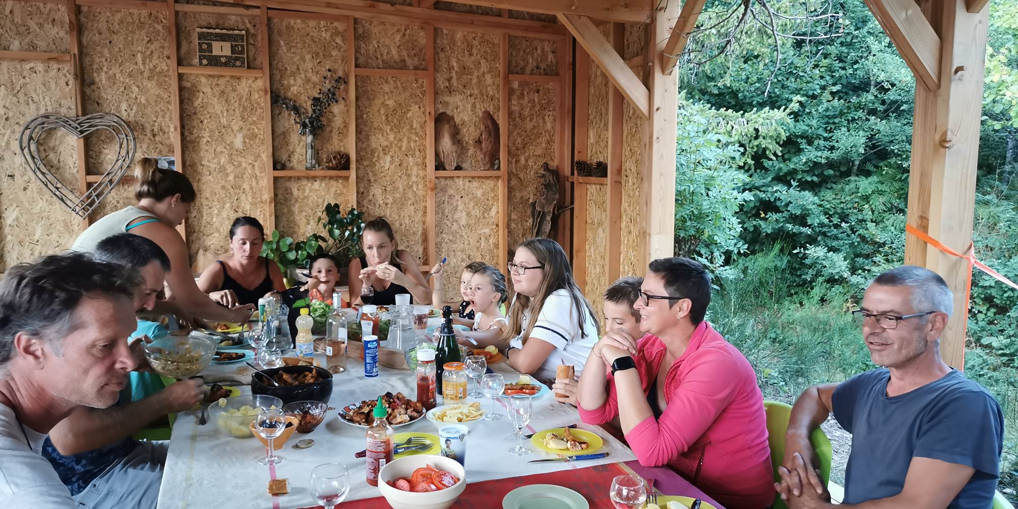 La grande salle pour des repas à table