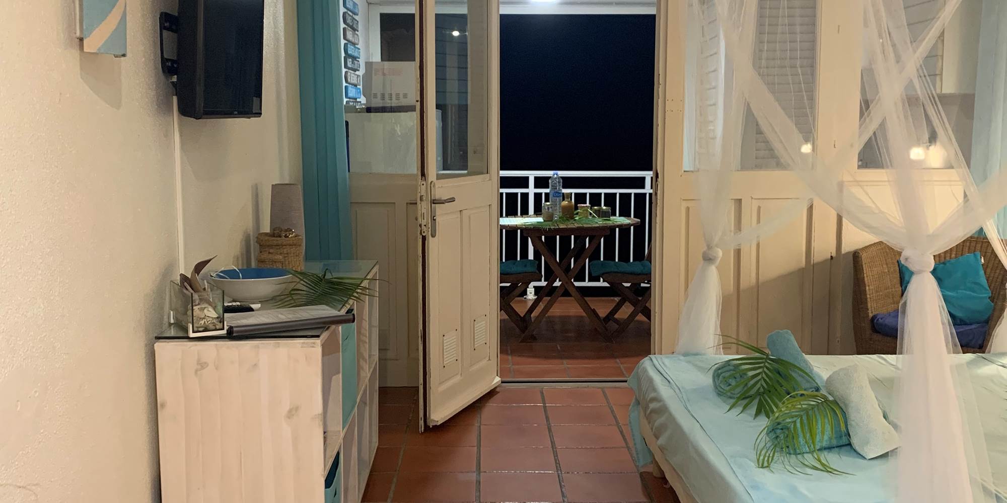 Espace de vie intérieur de nuit