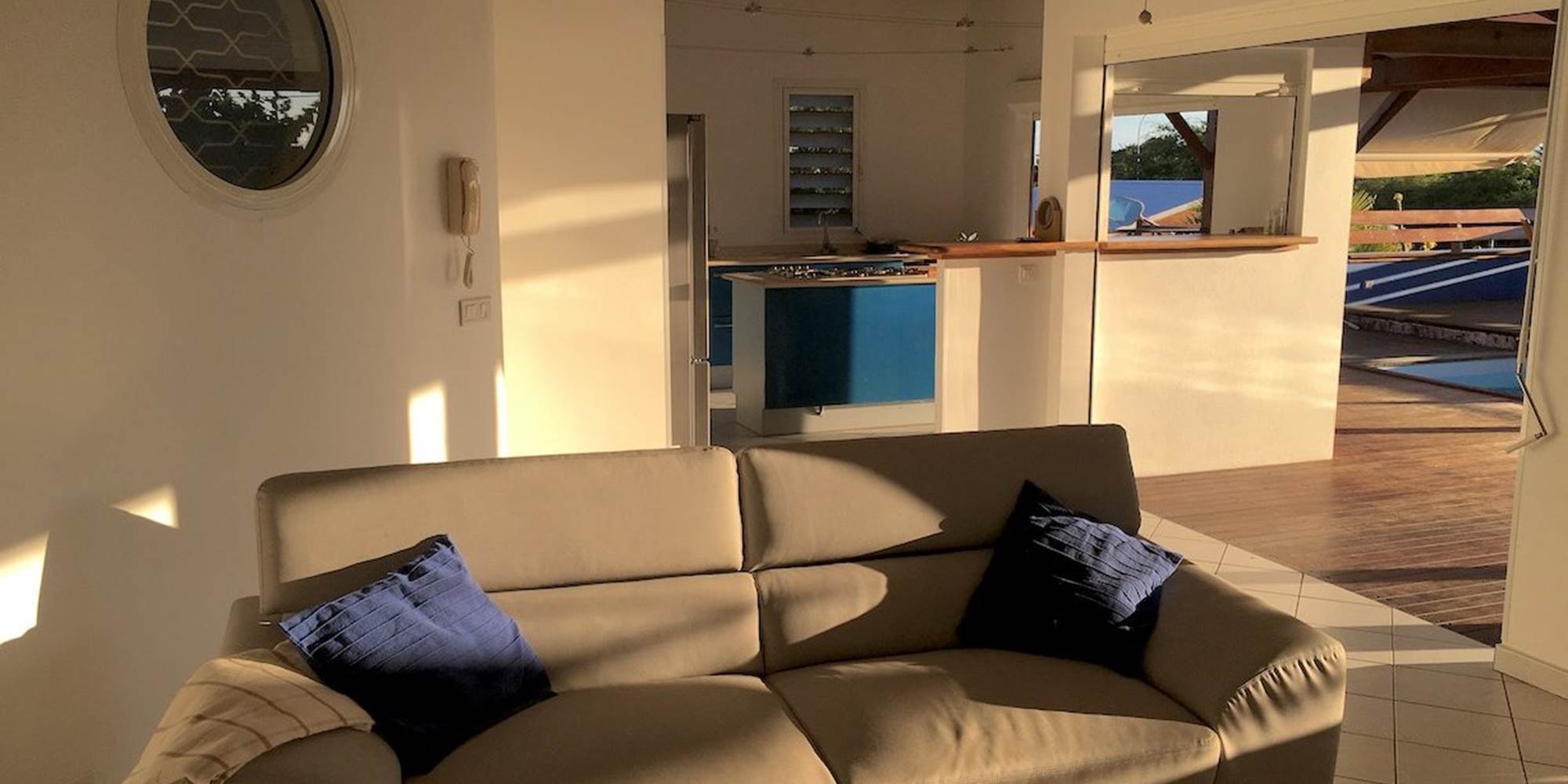 Salon ouvert sur la cuisine et l'extérieur