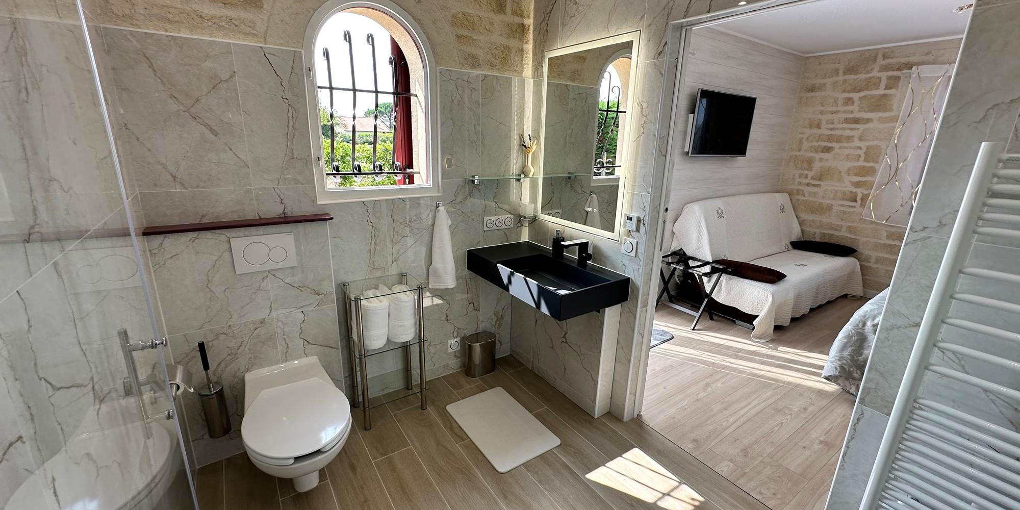 salle-de-bain-raphael-lavabo-toilettes-pmr_mas-des-anges_soussans-margaux_pmr-handicap_luxueuse