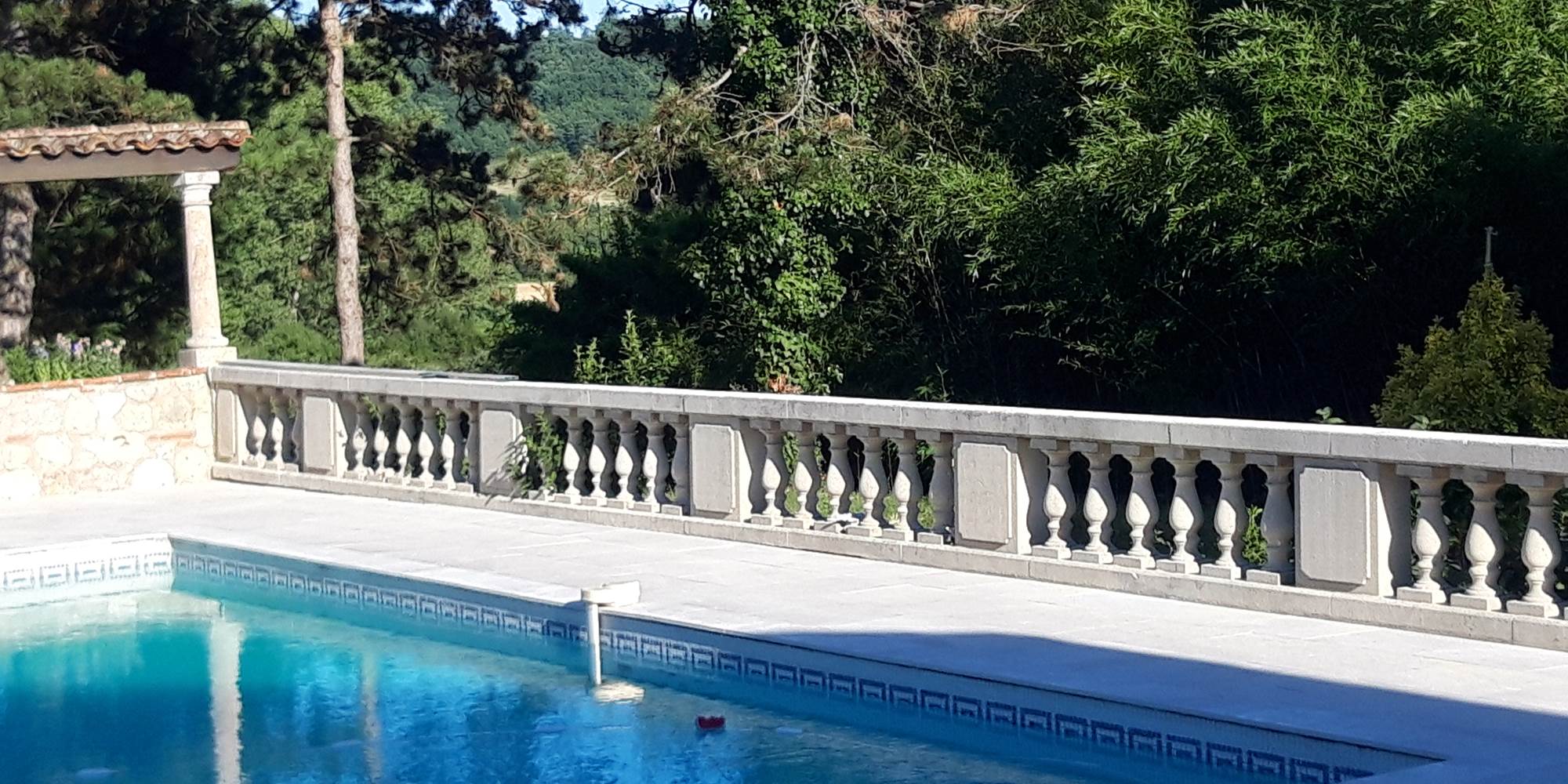 Une piscine de 12 m par 6 m avec 170 m² de plage.