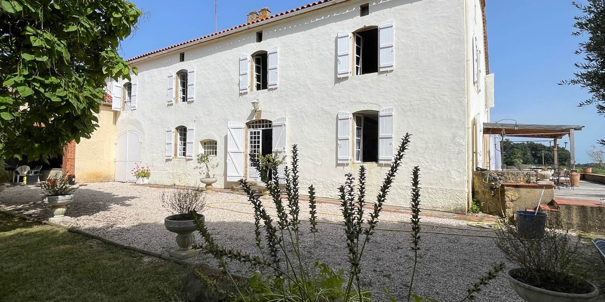 MOUNDEOU-location-gîte-Piscine-privée-Location-de-vacances-à-Madiran-St-Lanne-façade-sud-galerie