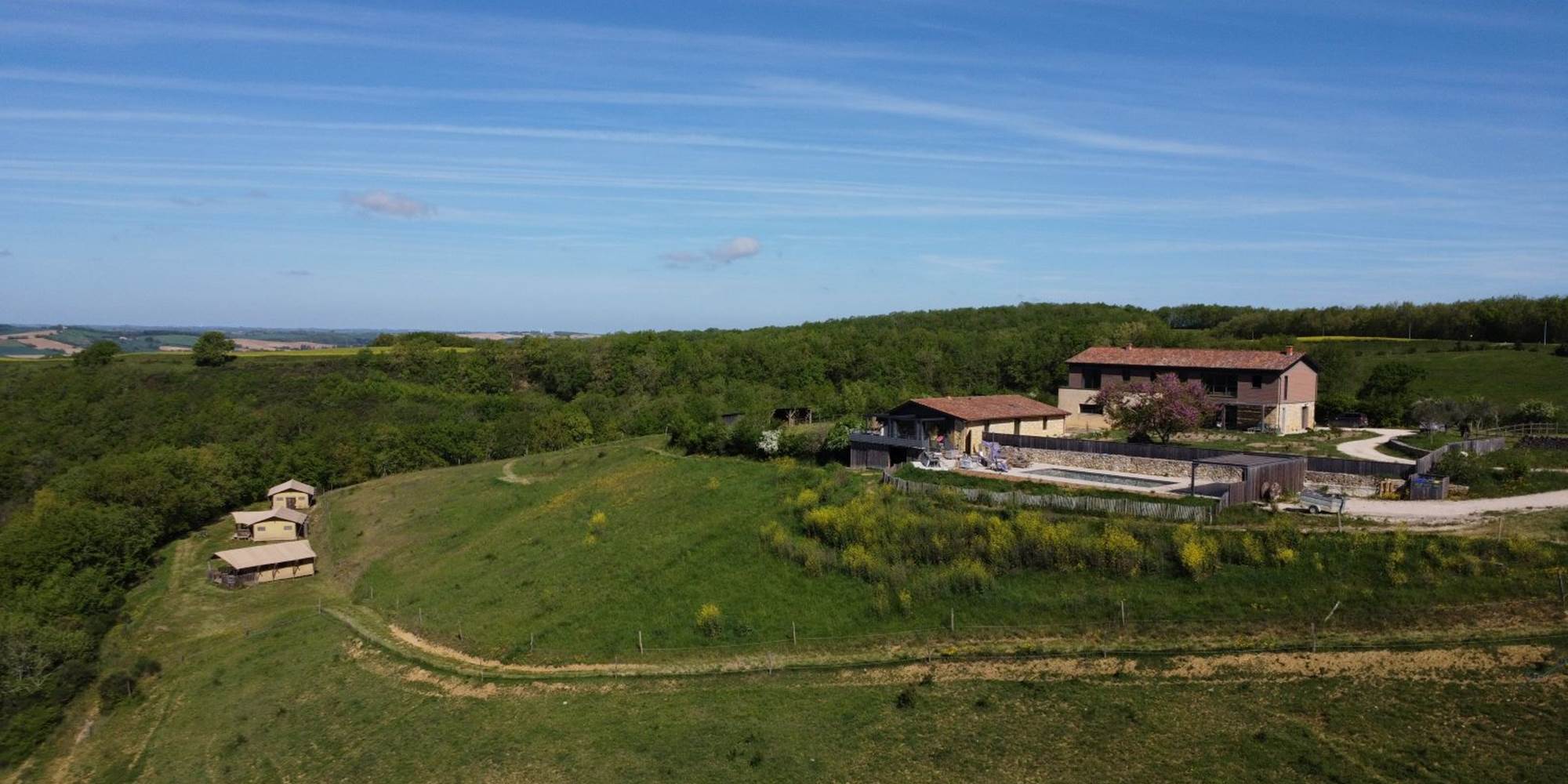Vue aérienne gîte 4 étoiles et écolodges ferme du Hitton