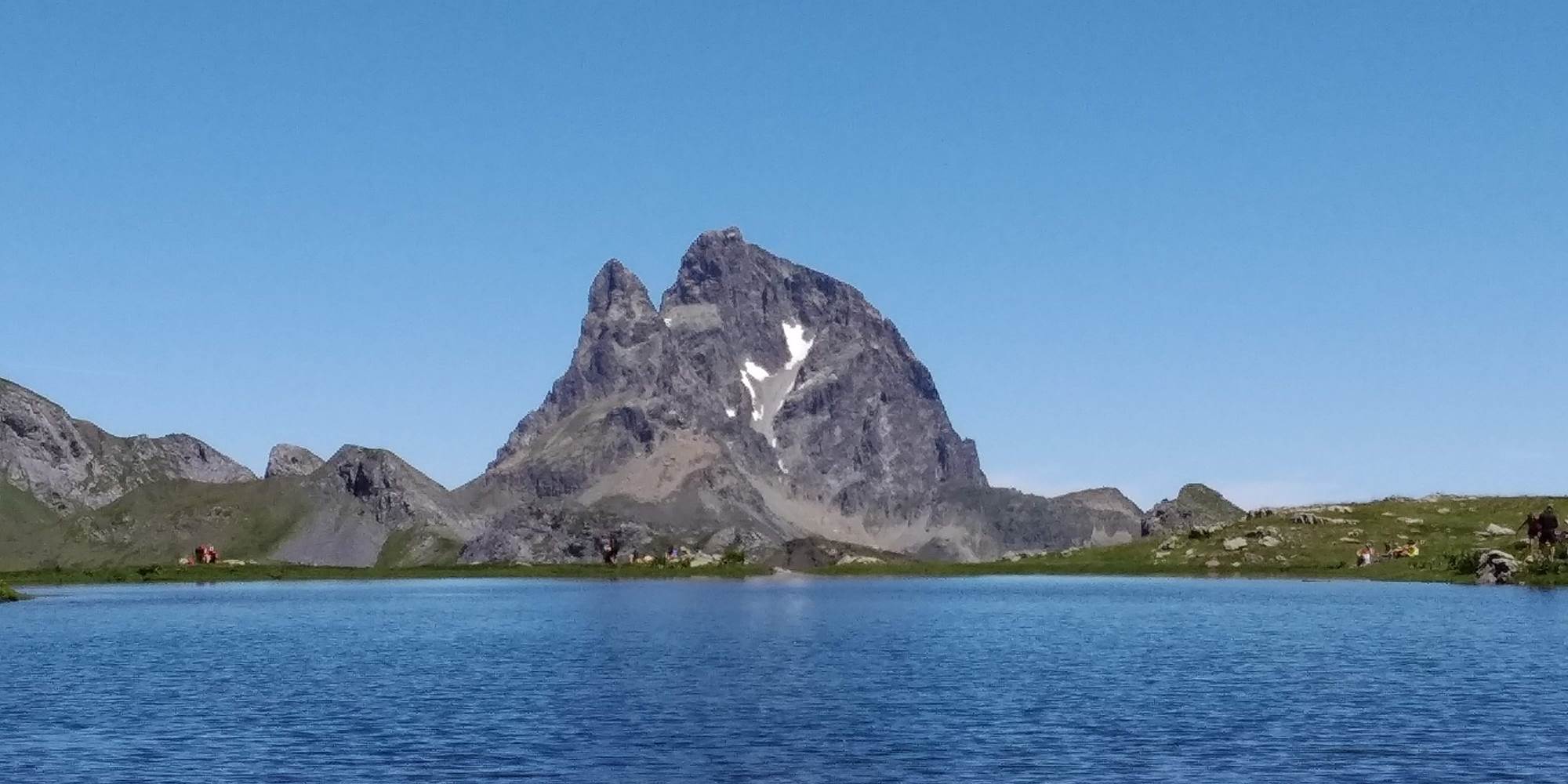 Vue sur le Pic du Midi d'Ossau depuis le lac de l'Anayet en Espagne, juste après la frontière au col du Pourtalet.