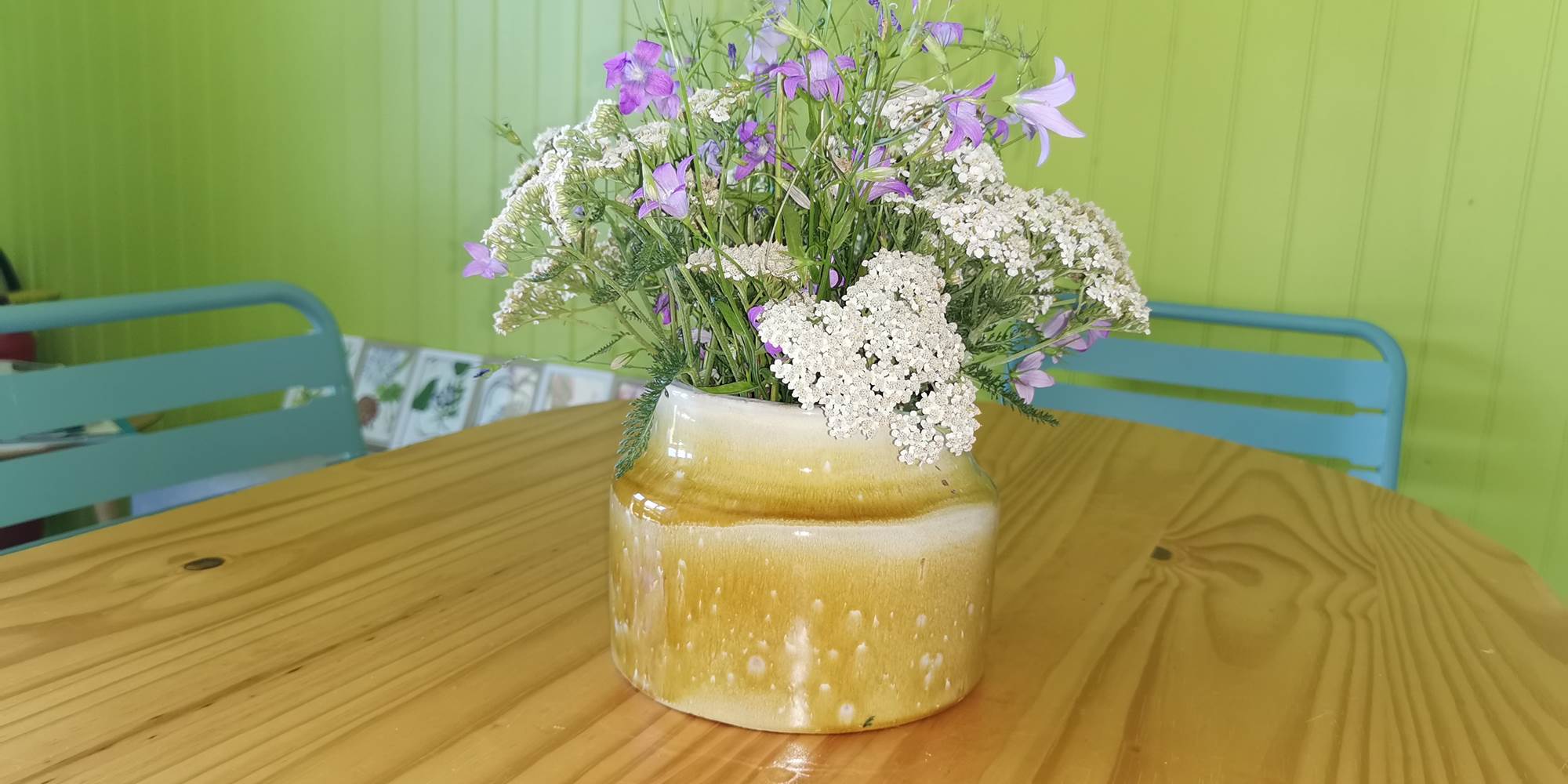 Accueil avec un bouquet de fleurs des champs