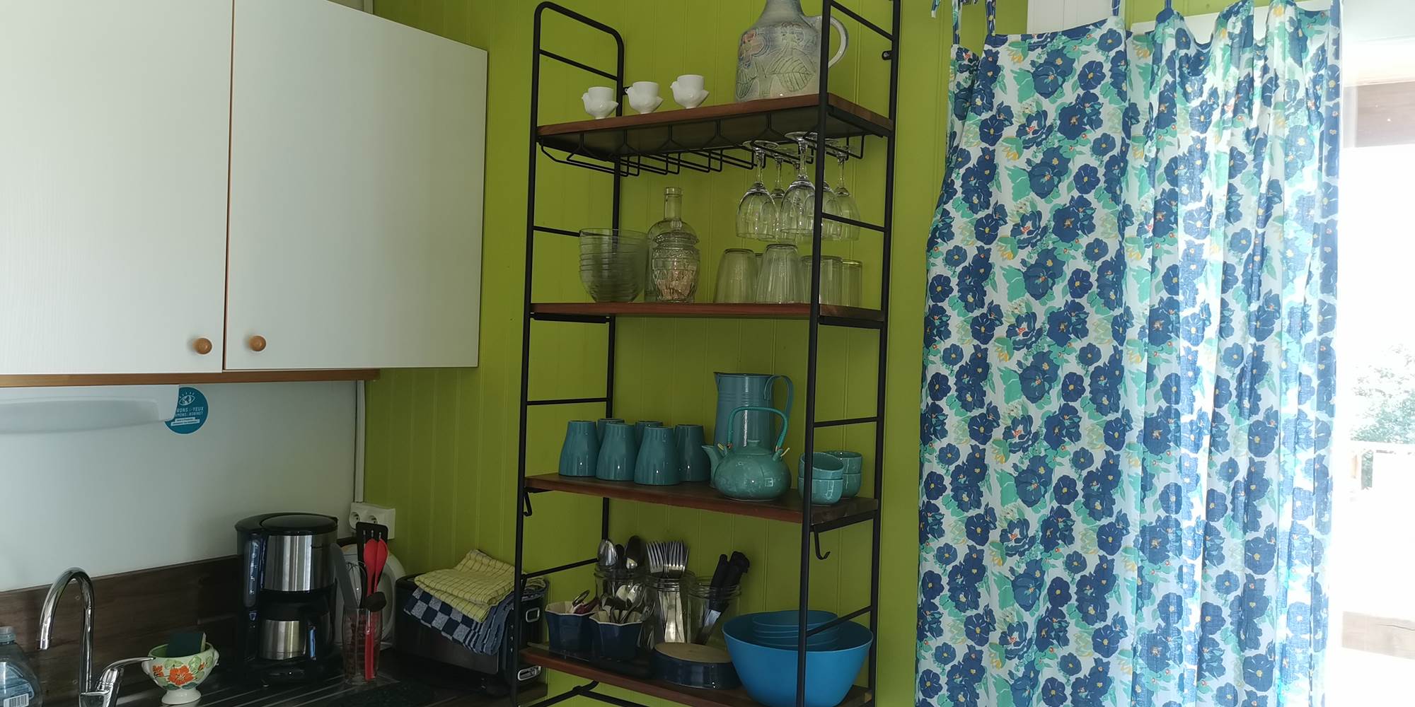 Vaisselle bleue coordonnée au décor