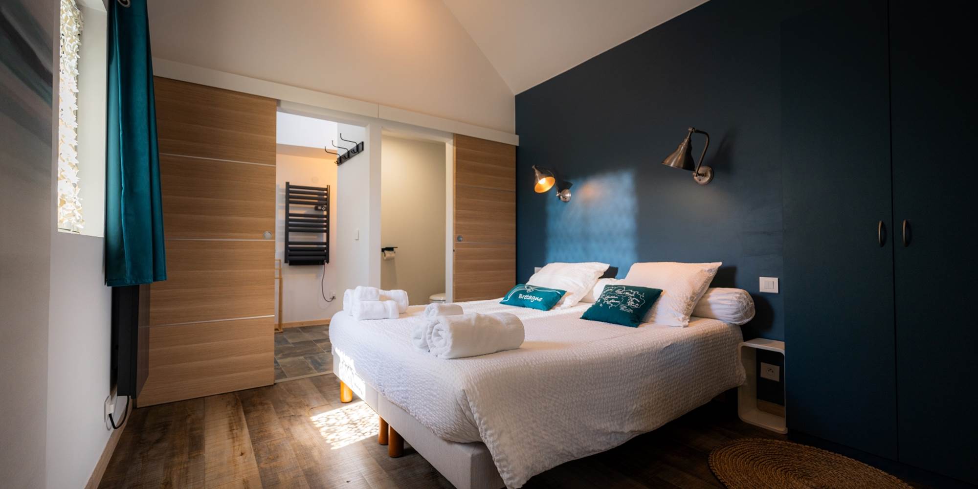 Chambre petite longère: le lit queen size