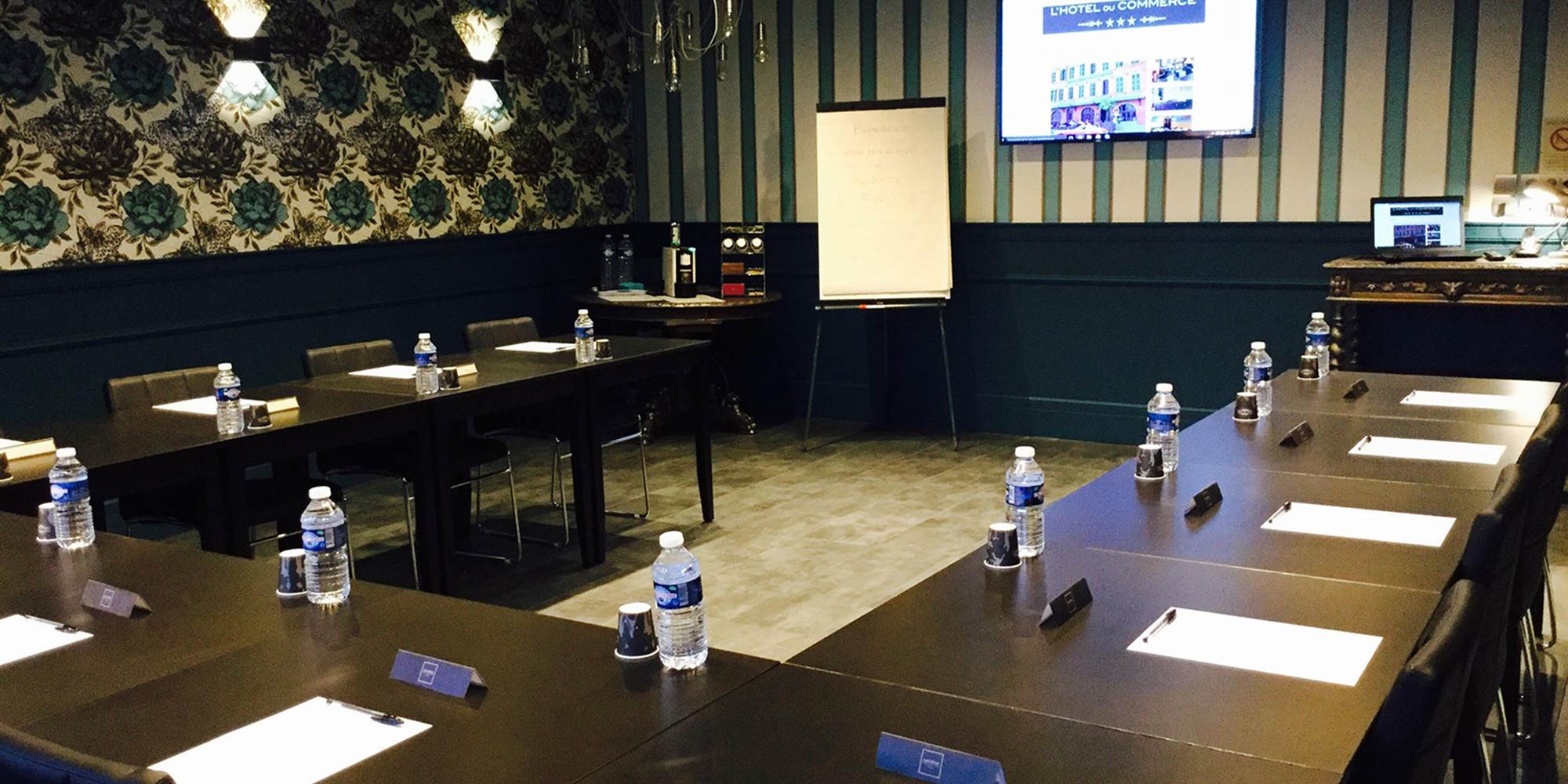Salle de séminaire avec paper board, visio conférence