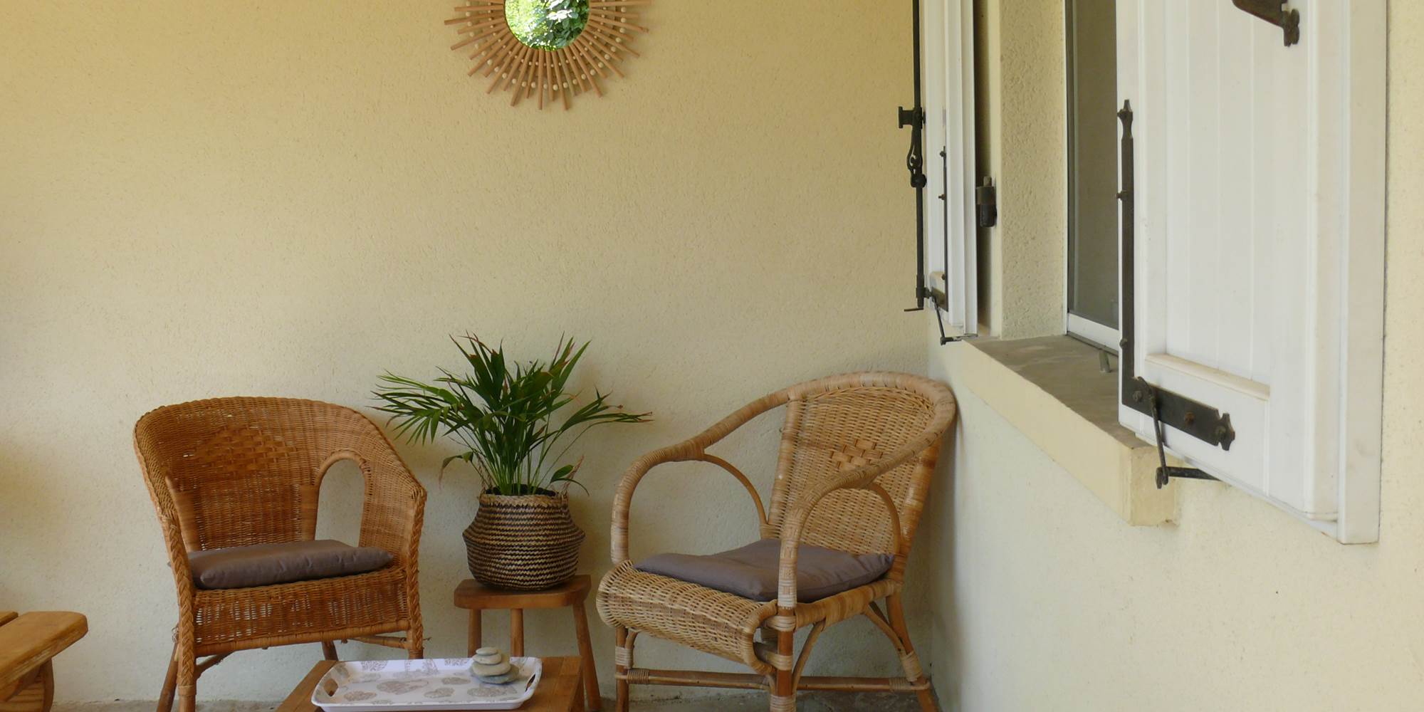 Petit salon apaisant sous la terrasse couverte