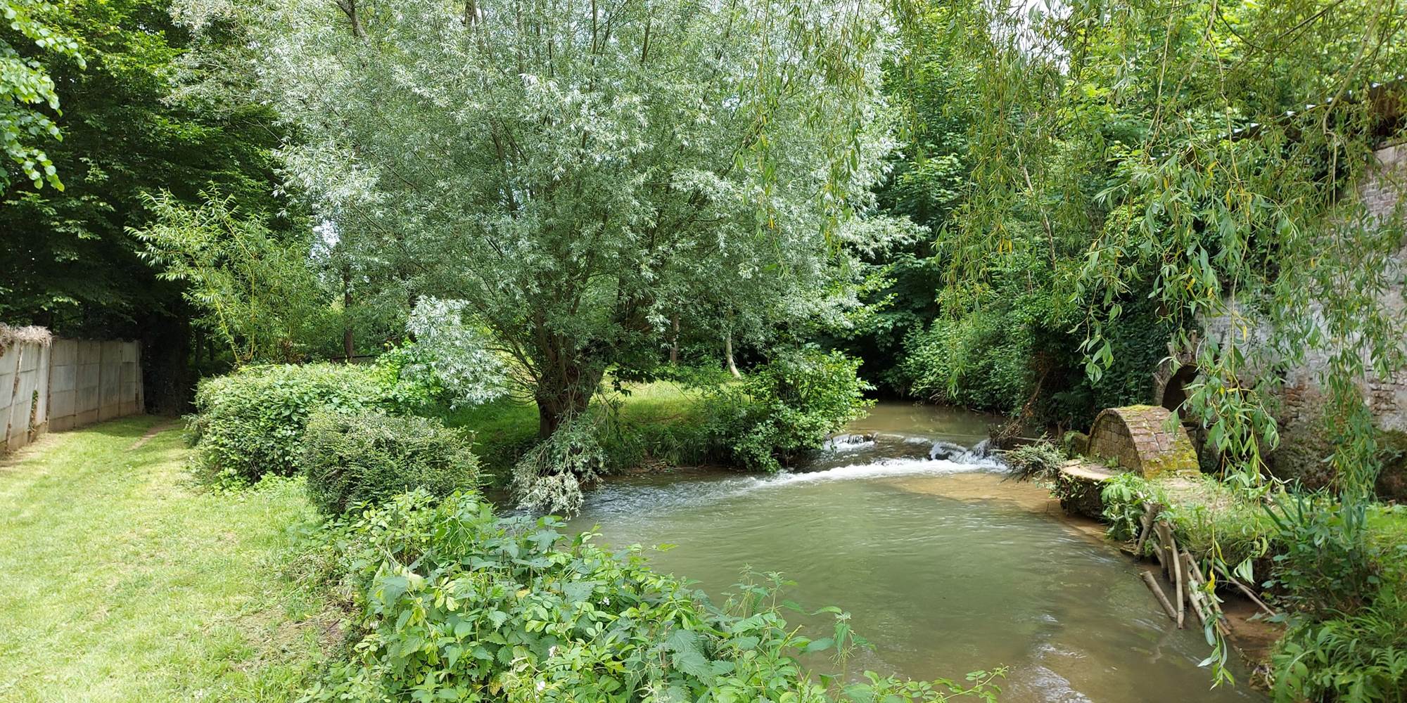 La Planquette murmure au pied du gîte, ajoutant au charme bucolique du lieu.