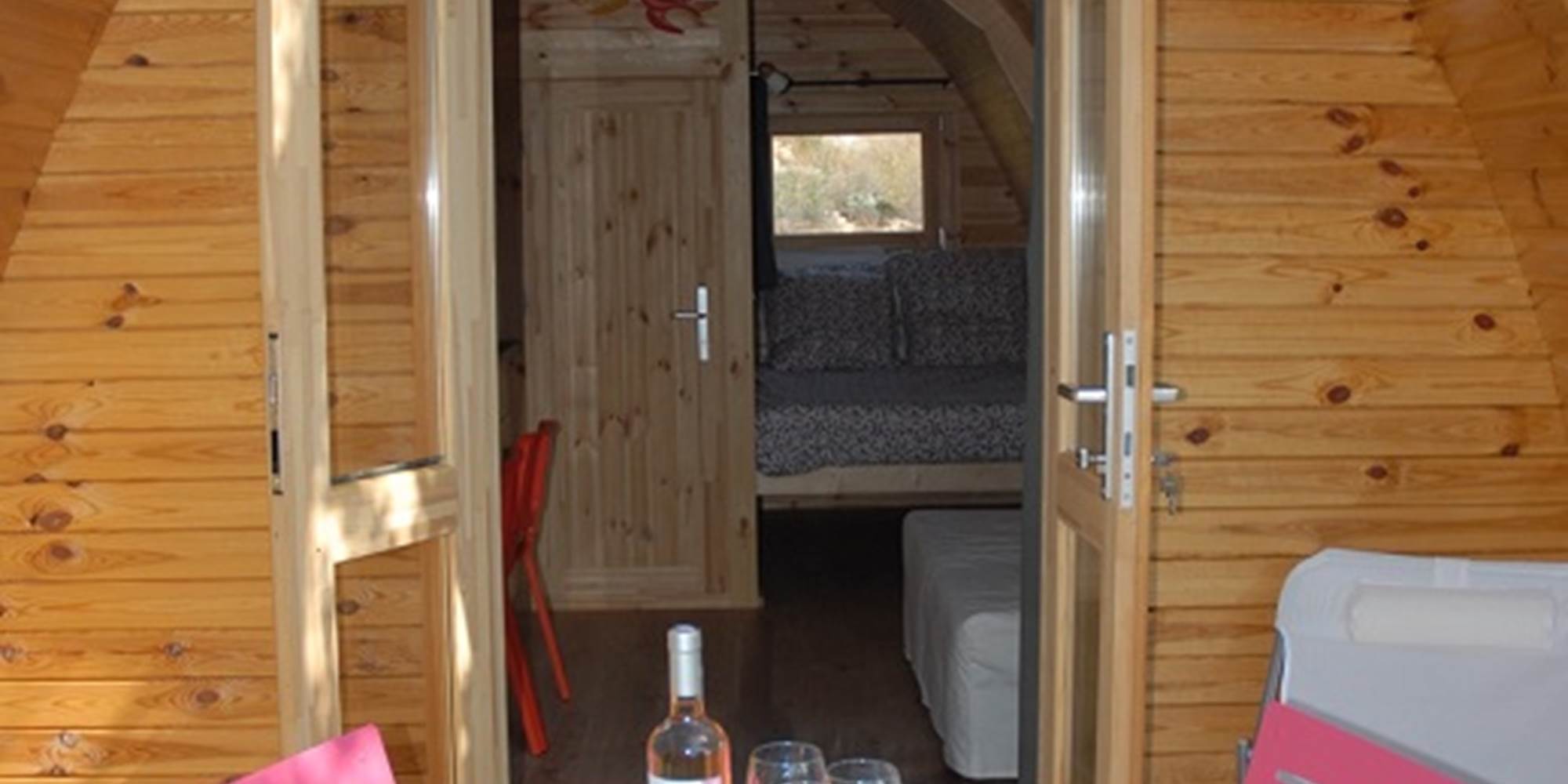 La terrasse et l'entrée du Pod