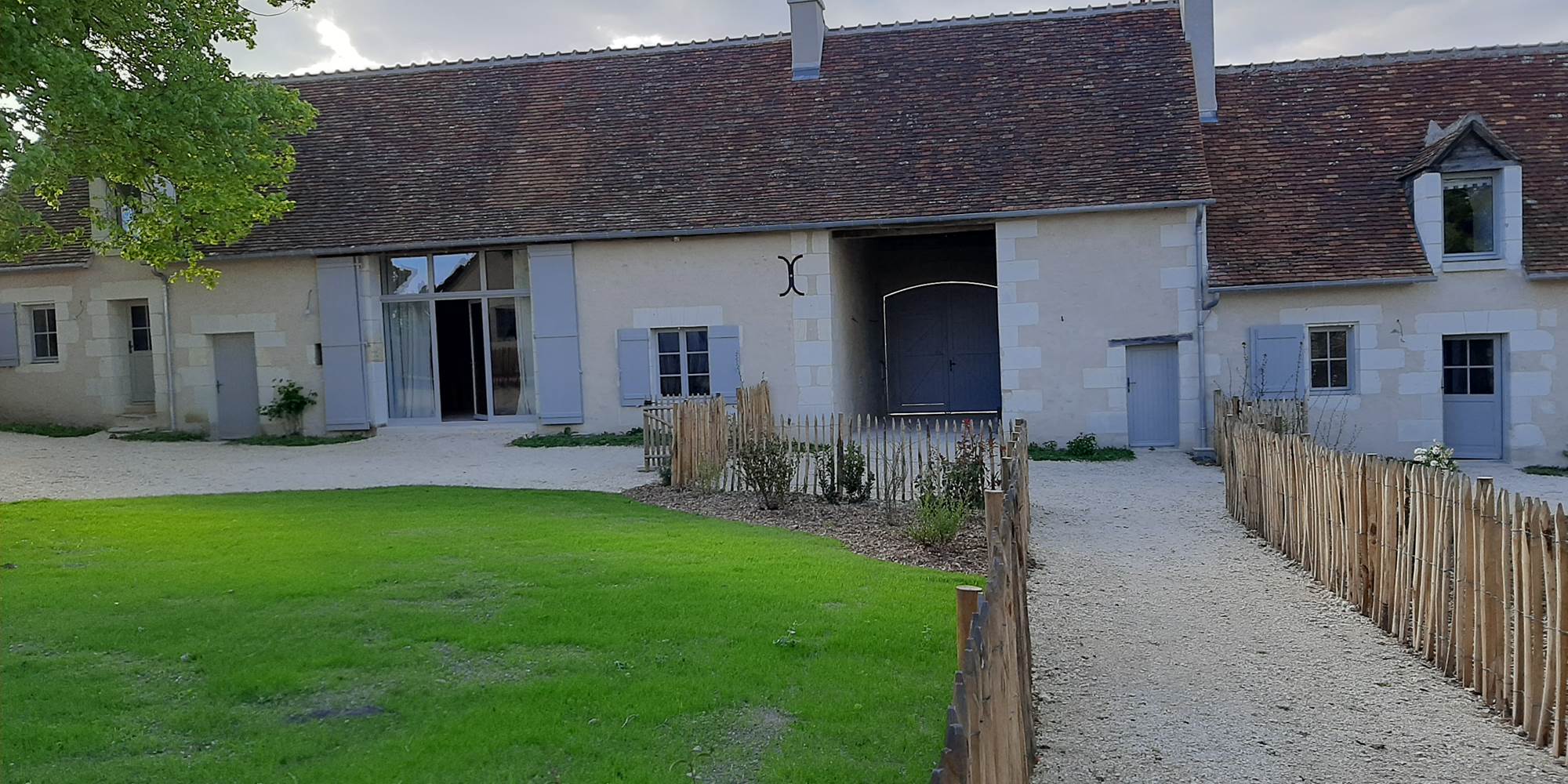 Jardin du Cygne et vue sur le porche d'entrée