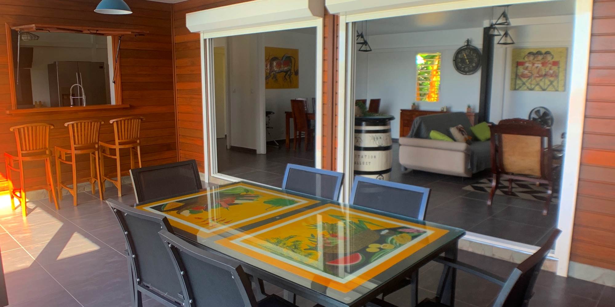 Terrasse couverte attenante au séjour et à la cuisine