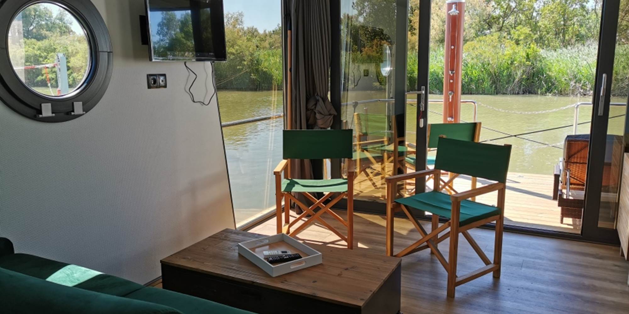 Salon ouvert sur le Canal