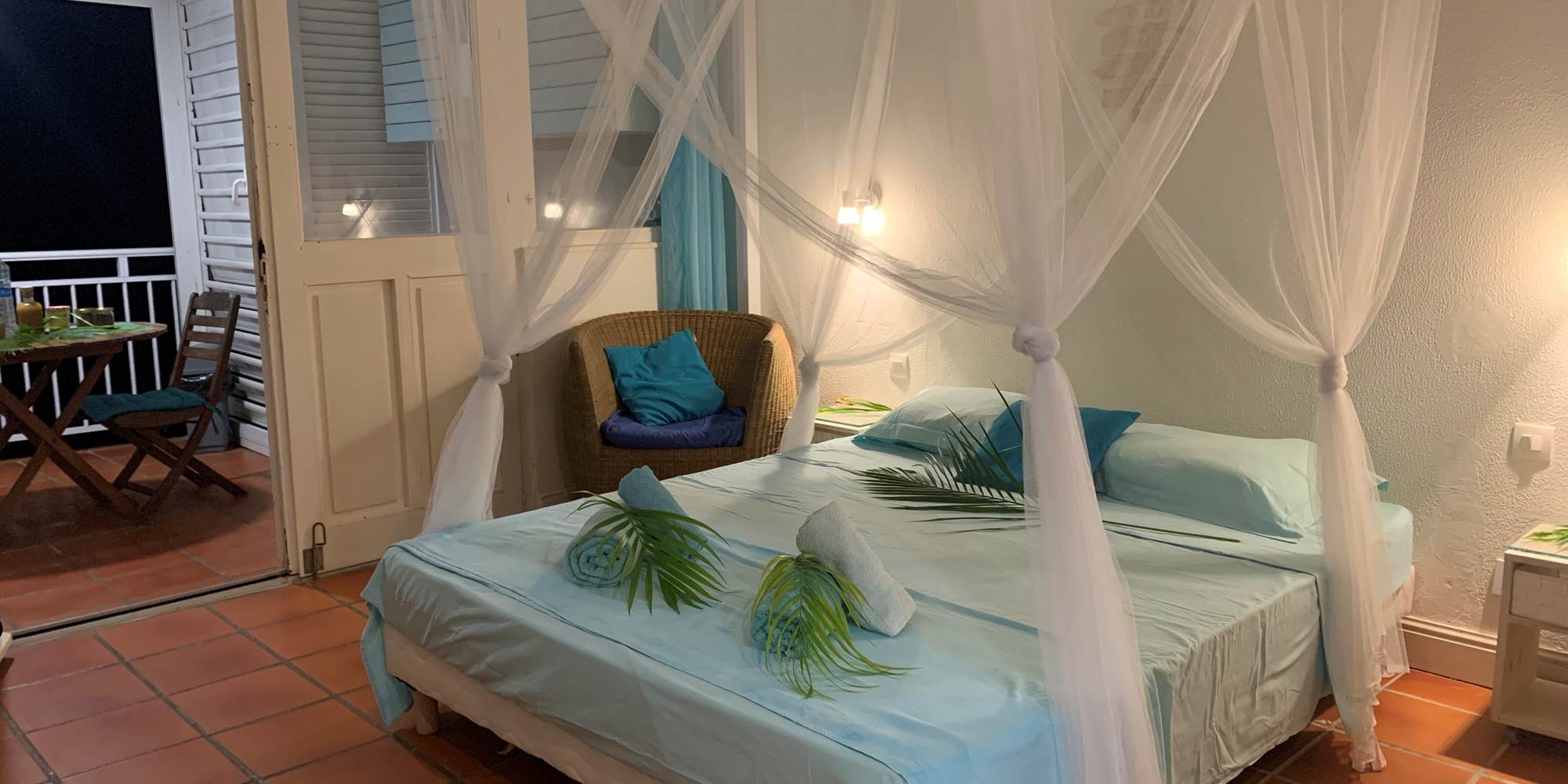 Espace de vie intérieur et terrasse semi-extérieure