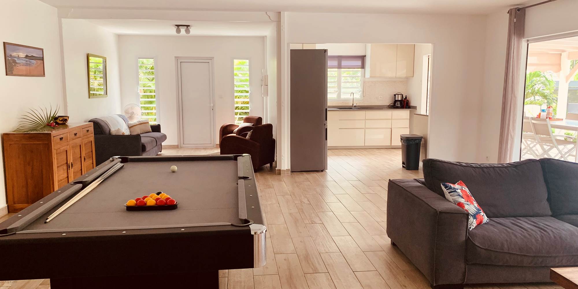 Salon et billard ouvert sur la pièce de vie