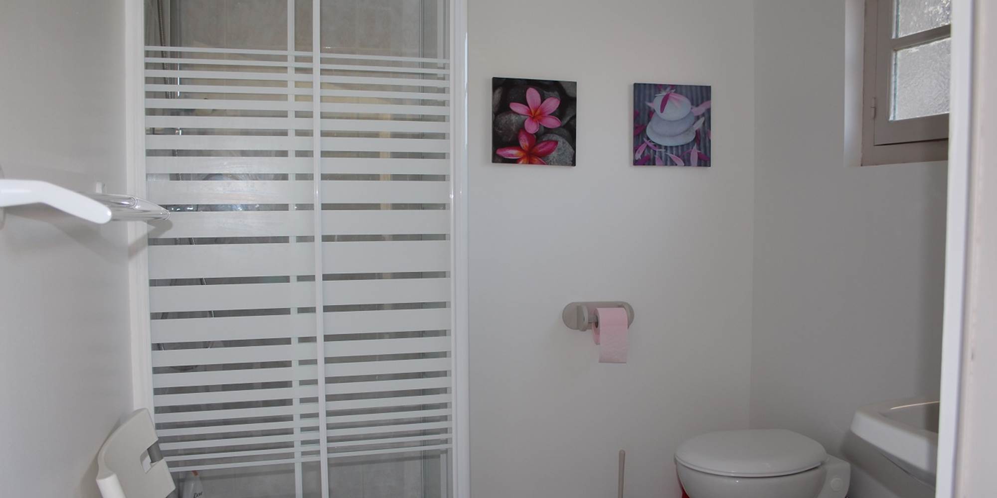 Salle de bain avec douche.