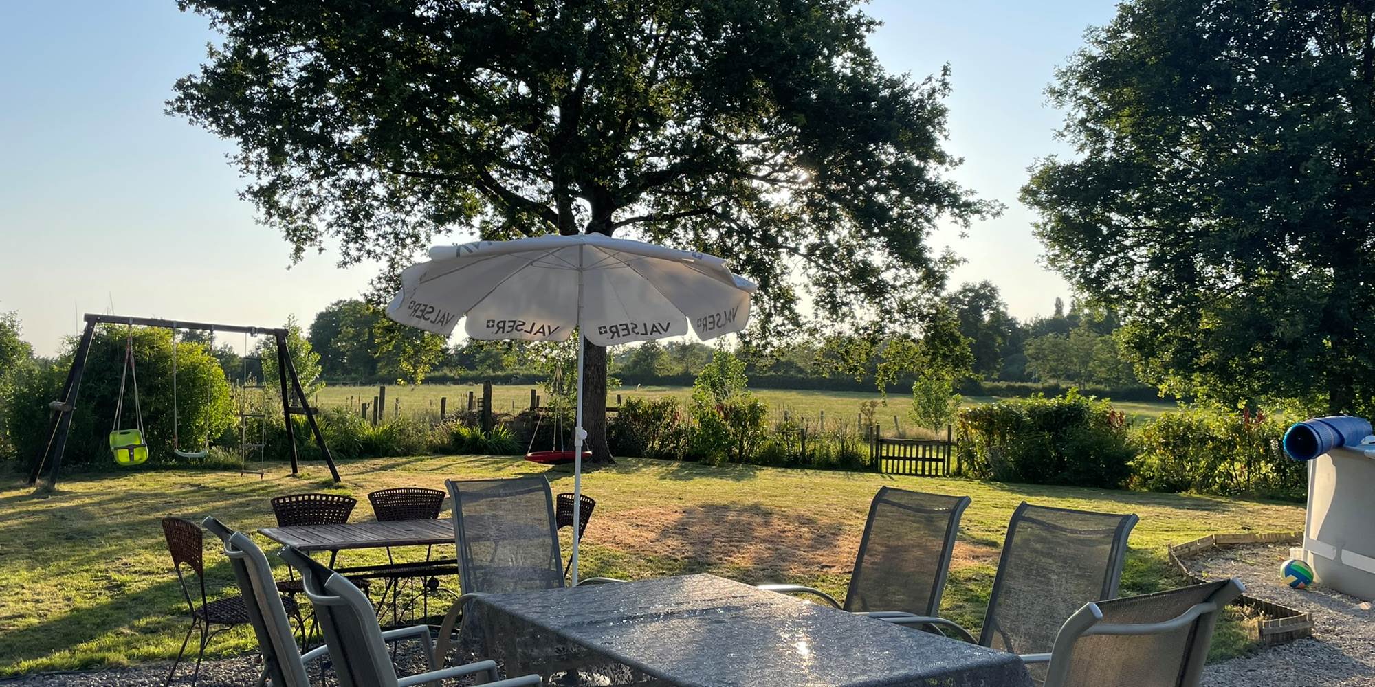 Photo de la terrasse côté piscine - Chambres d'hôtes La Grange Richard à Dinsac
