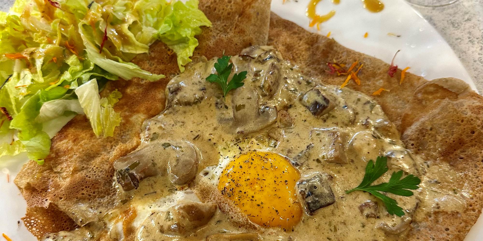 Restaurant-Boutique "Harmonie du Monde" : plats maison, produits frais majoritairement bio et locaux. Attenant à vos Gîtes "Le Chant des Sources" à Gimel-les-Cascades (19).