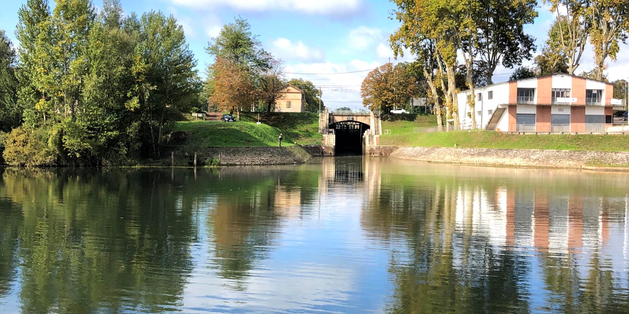 Entrée de l'écluse 11bis du Canal de Montech vue du Tarn