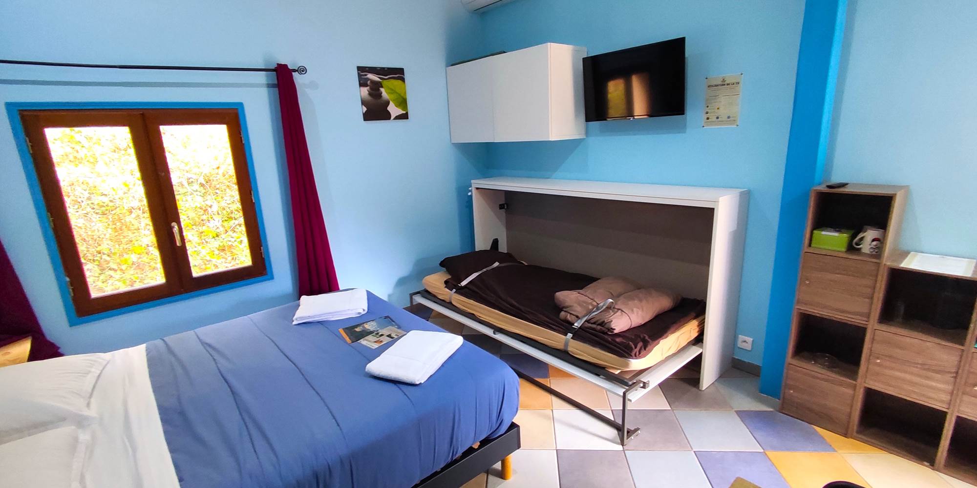 Chambre avec lit d'appoint