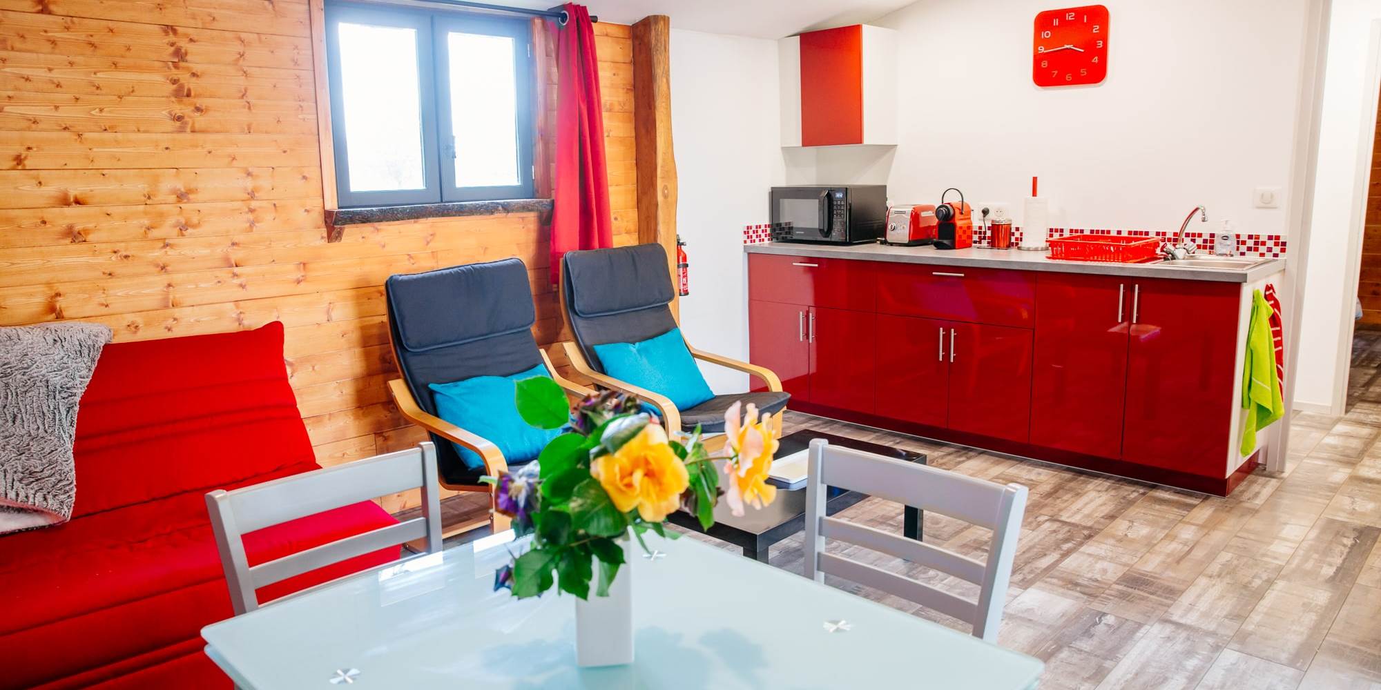 KITCHENETTE EQUIPEE - SALON GITE DU PÊCHEUR