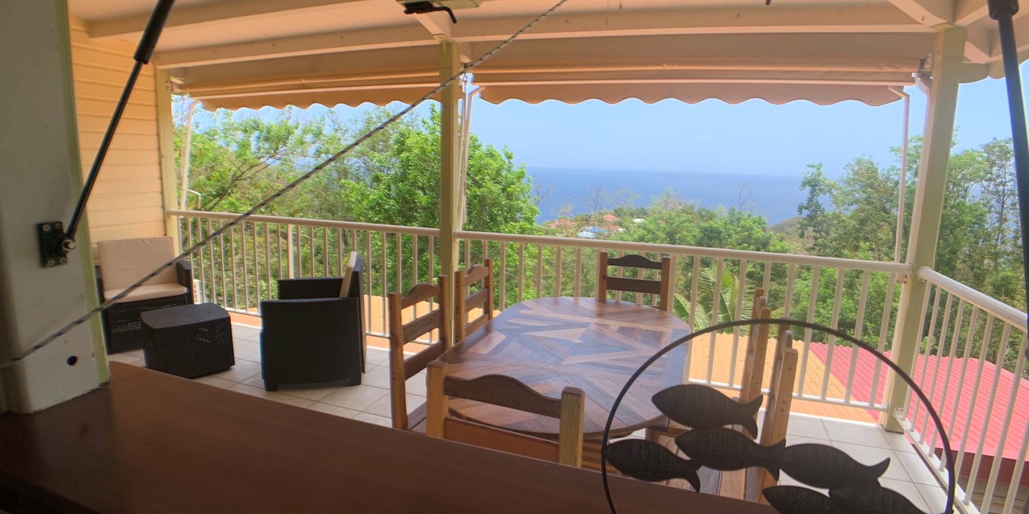 VUE DE LA CUISINE - TERRASSE ET VUE MER