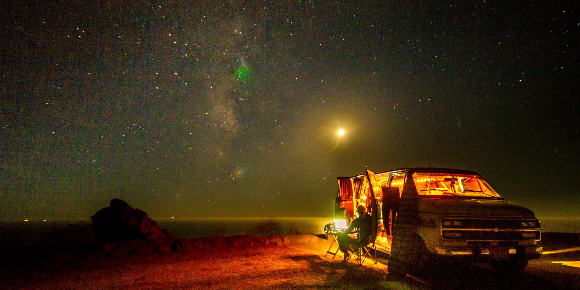 2 emplacements van (crédit photo : Mark Harpur - Unsplash)
