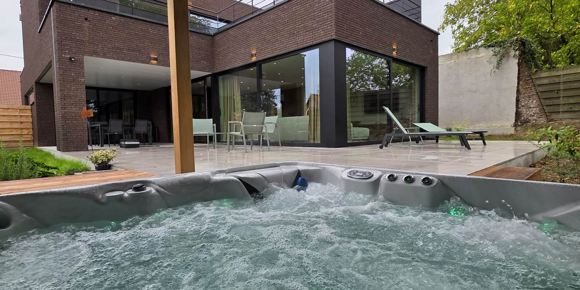 Vue du jacuzzi sur la terrasse