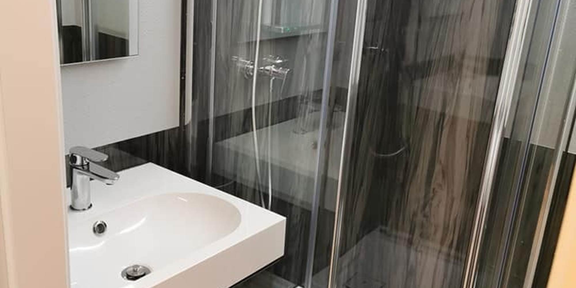 Grand lavabo et douche