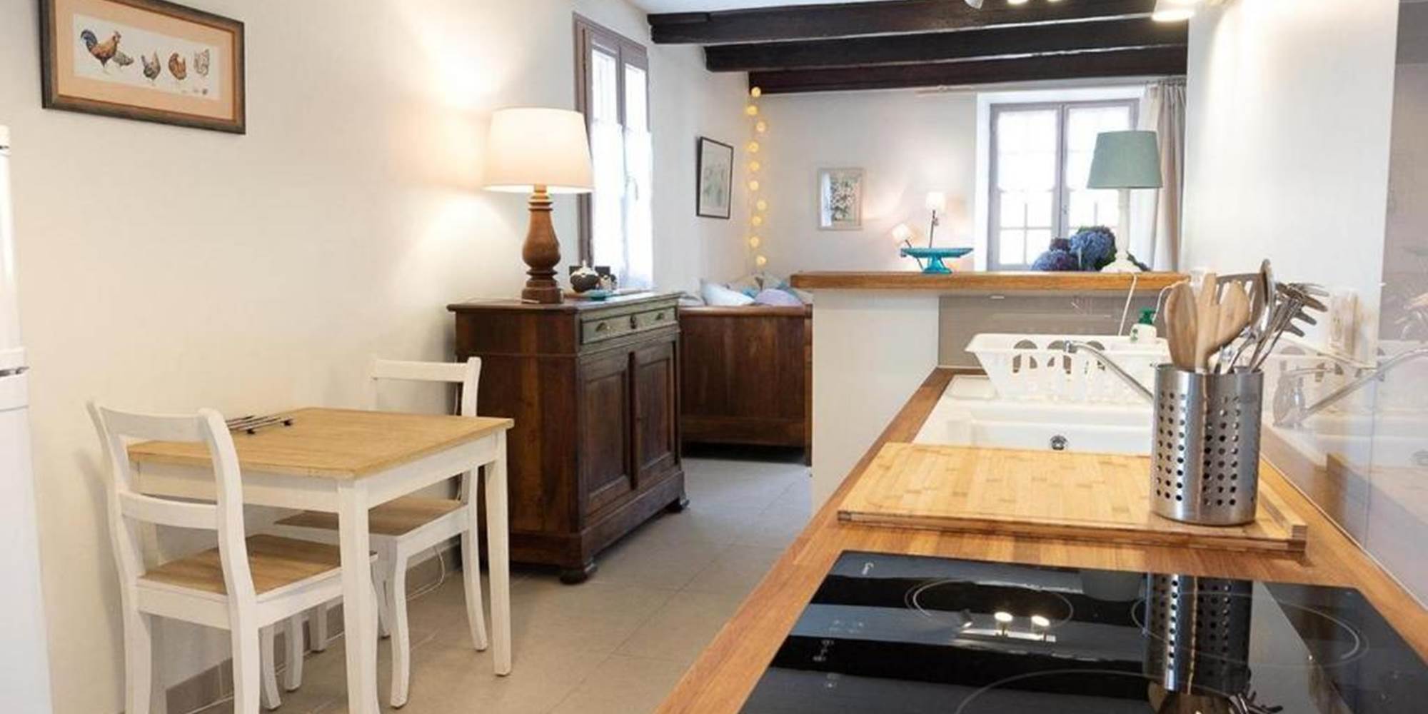 Gîte 1 - Maison 1 Chambre 1 Salon (1 à 4 personnes) : Cuisine équipée avec réfrigérateur et congélateur, four traditionnel, micro-ondes, plaques induction, lave-vaisselle, lave-linge...