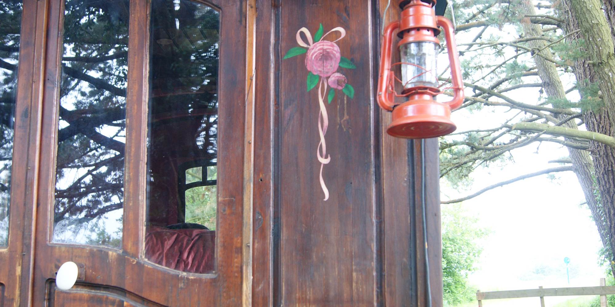 la lanterne à l'entrée de la roulotte