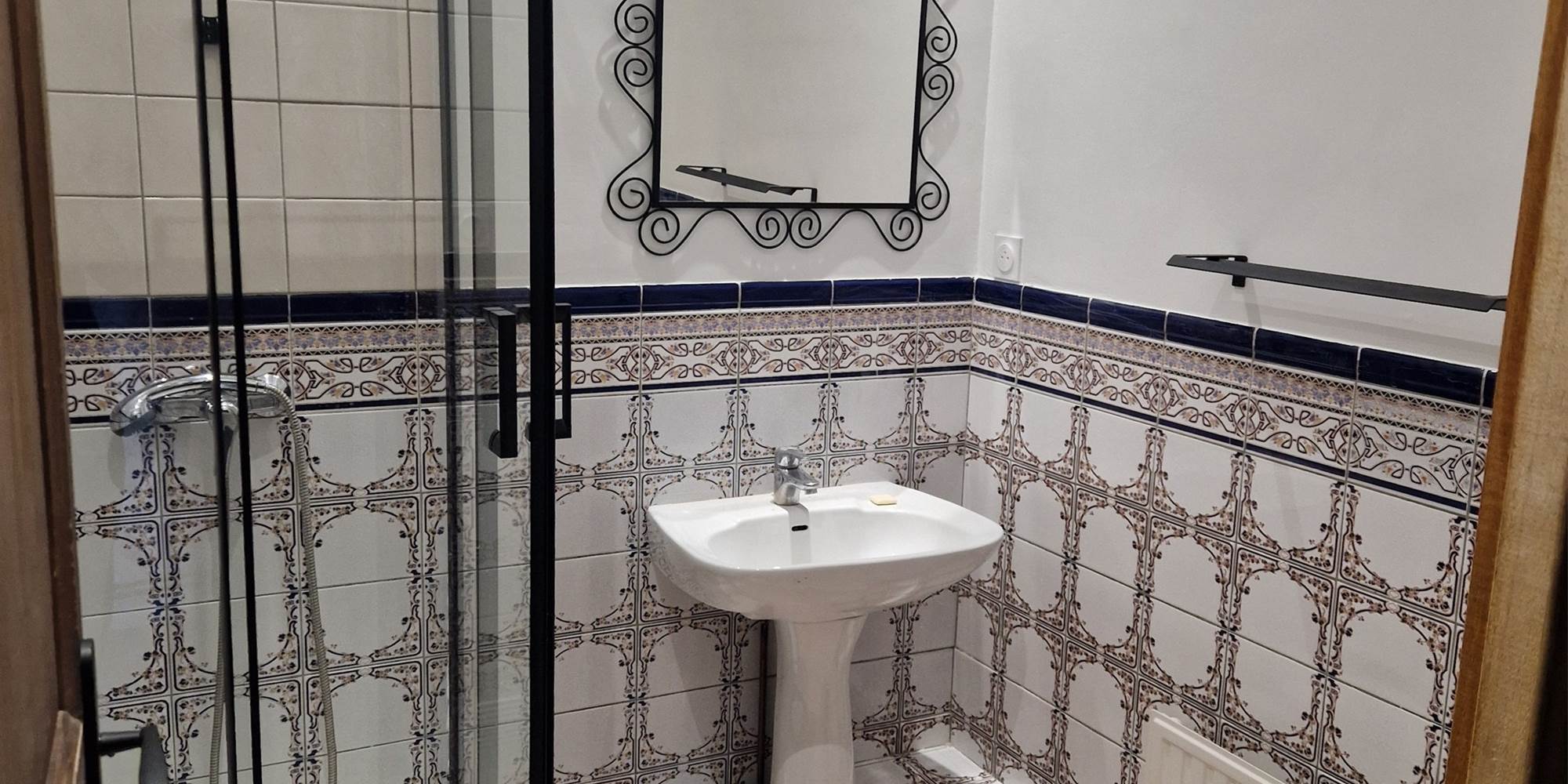 Salle d'eau avec douche et WC