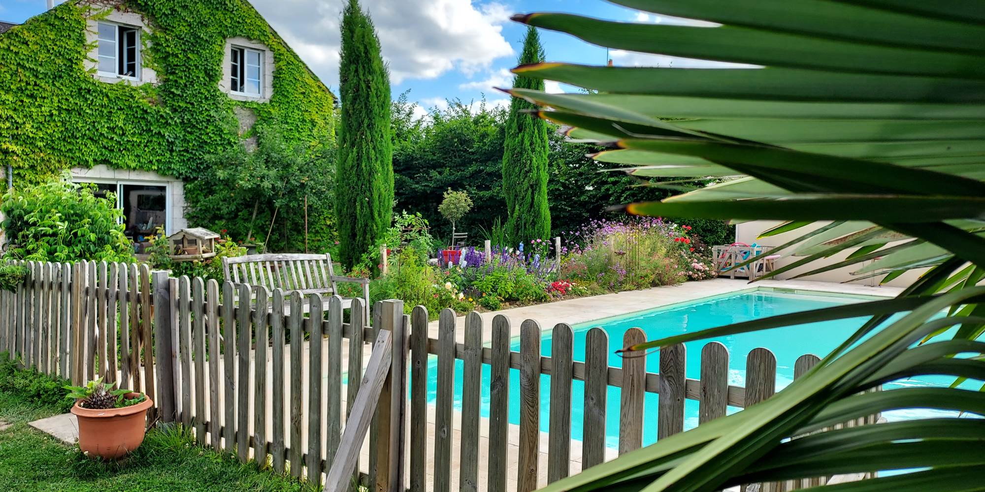au bord de la piscine...