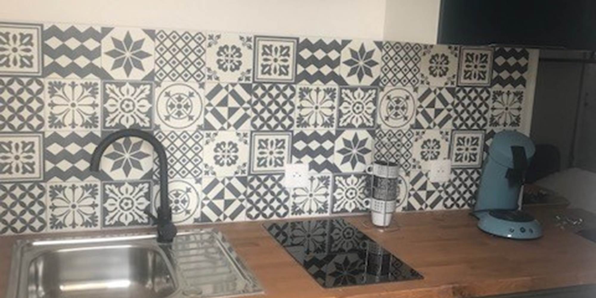 Cuisine du studio – Équipements modernes et ambiance cosy Plaque vitrocéramique, lave-vaisselle, rangements astucieux et décoration soignée pour un séjour sans contrainte au cœur de l’île de Ré.