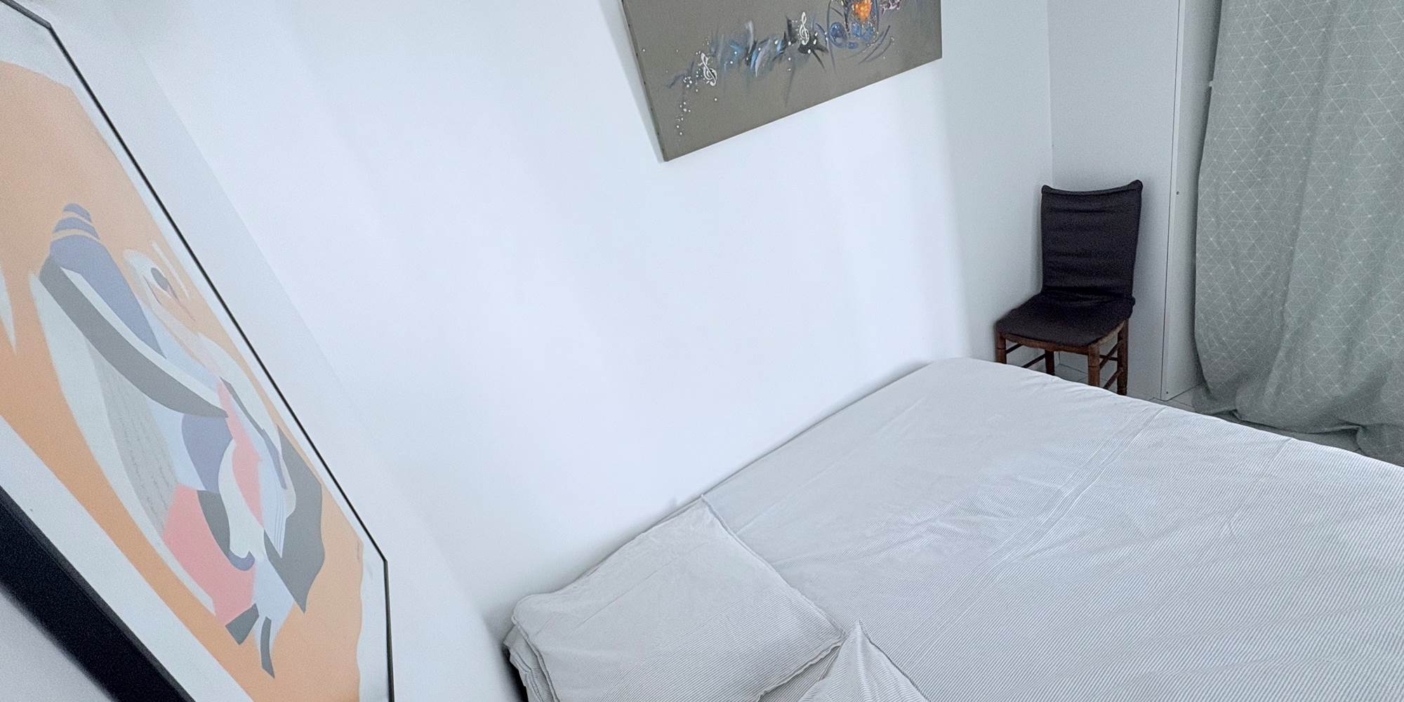 Maison Réthaise 2 – Chambre calme au style épuré Un cadre serein et lumineux, pensé pour le confort et la simplicité, dans une maison pleine de charme au centre de La Flotte.