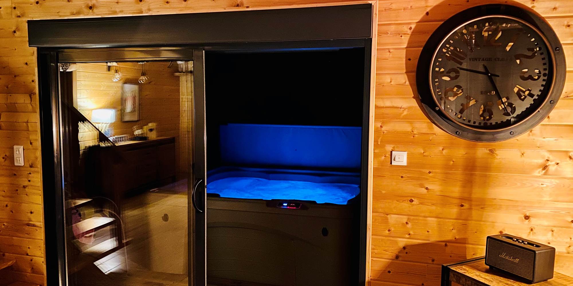 Spa privatif chauffé à 38°C vue sur la forêt