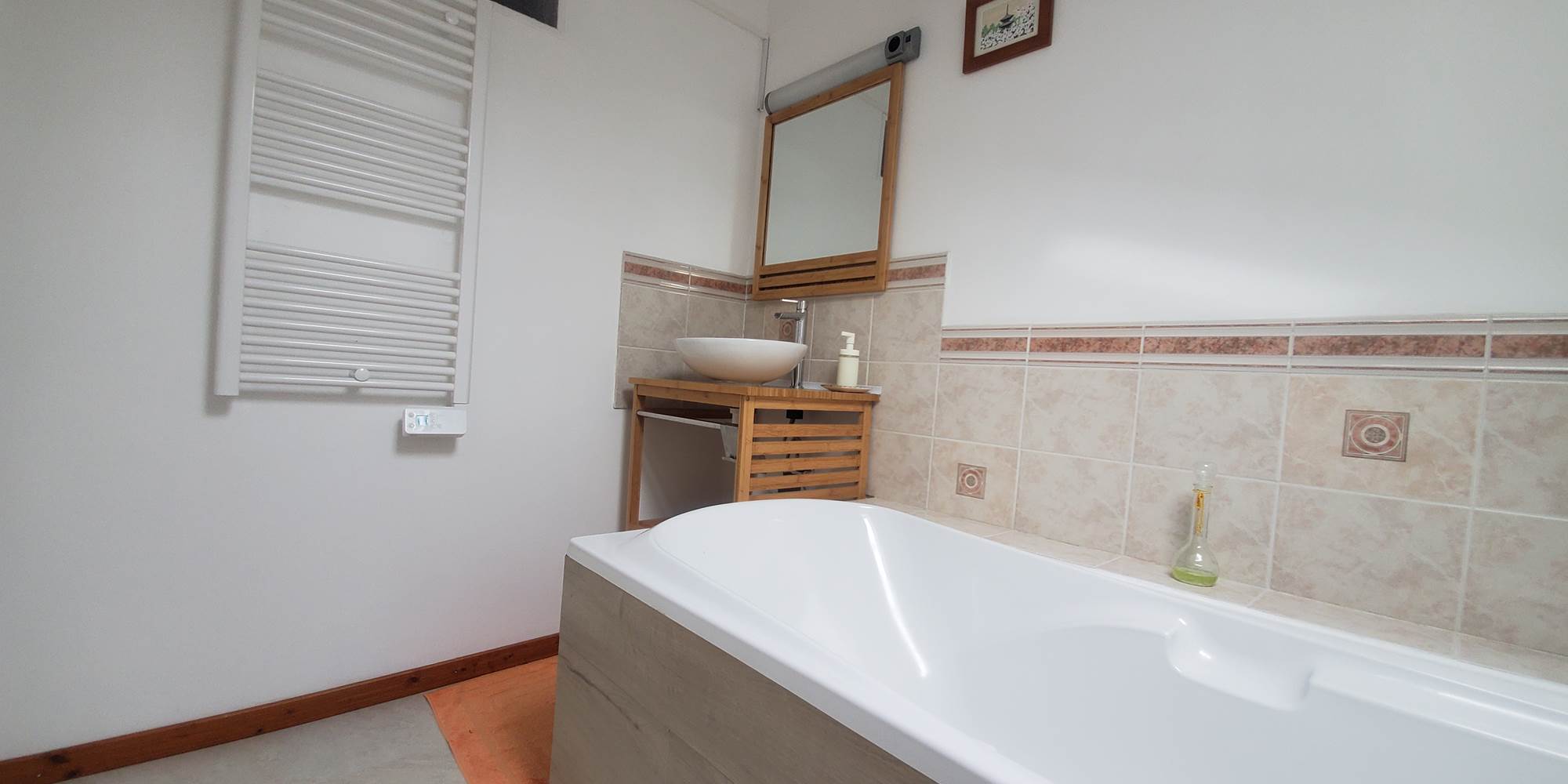 Gîte Coquelicot - Salle de bain avec baignoire et WC étage