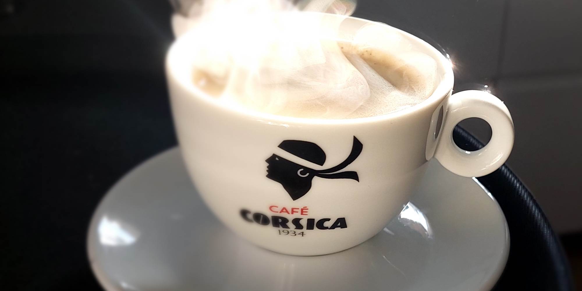 Petit-déjeuner typique avec un café Corsica, symbole de l'art de vivre et de la gastronomie locale.
