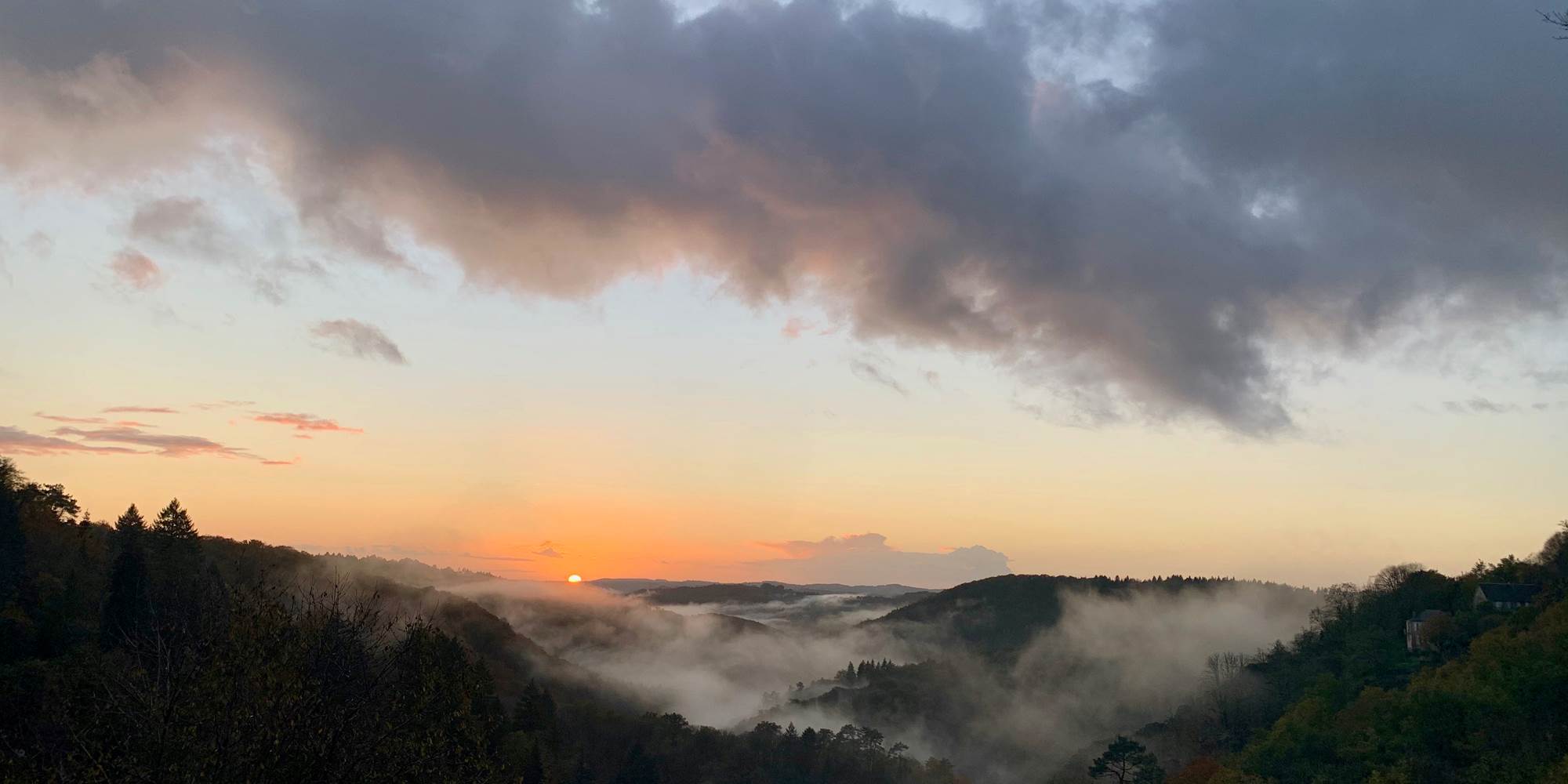 Couchers de soleil spectaculaires depuis les fenêtres de vos Gîtes "Le Chant des Sources" à Gimel-les-Cascades (19).