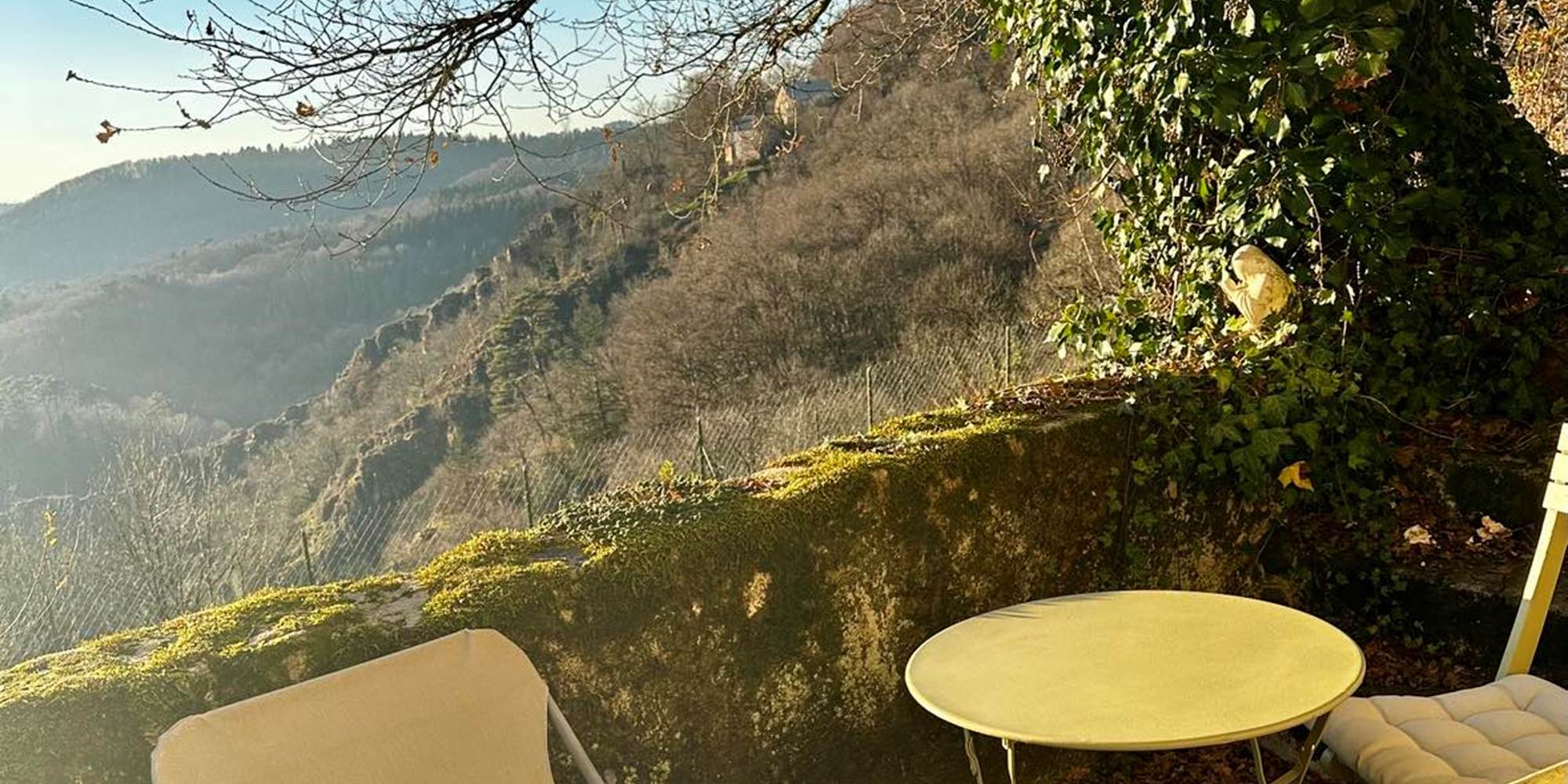 Terrasse (accès extérieur) avec Vue sur la Vallée des Cascades plein Ouest, et "Jardin de la Cure" juste en-dessous, avec ses espaces au calme, et tables de pique-nique ombragées.