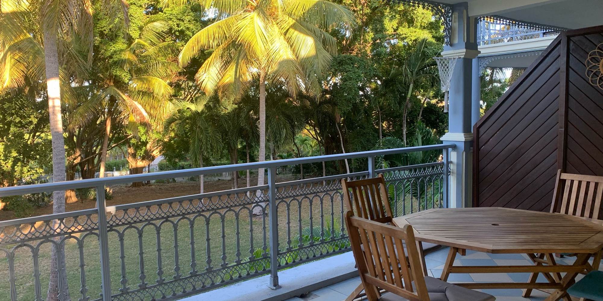 Terrasse couverte vue sur le jardin