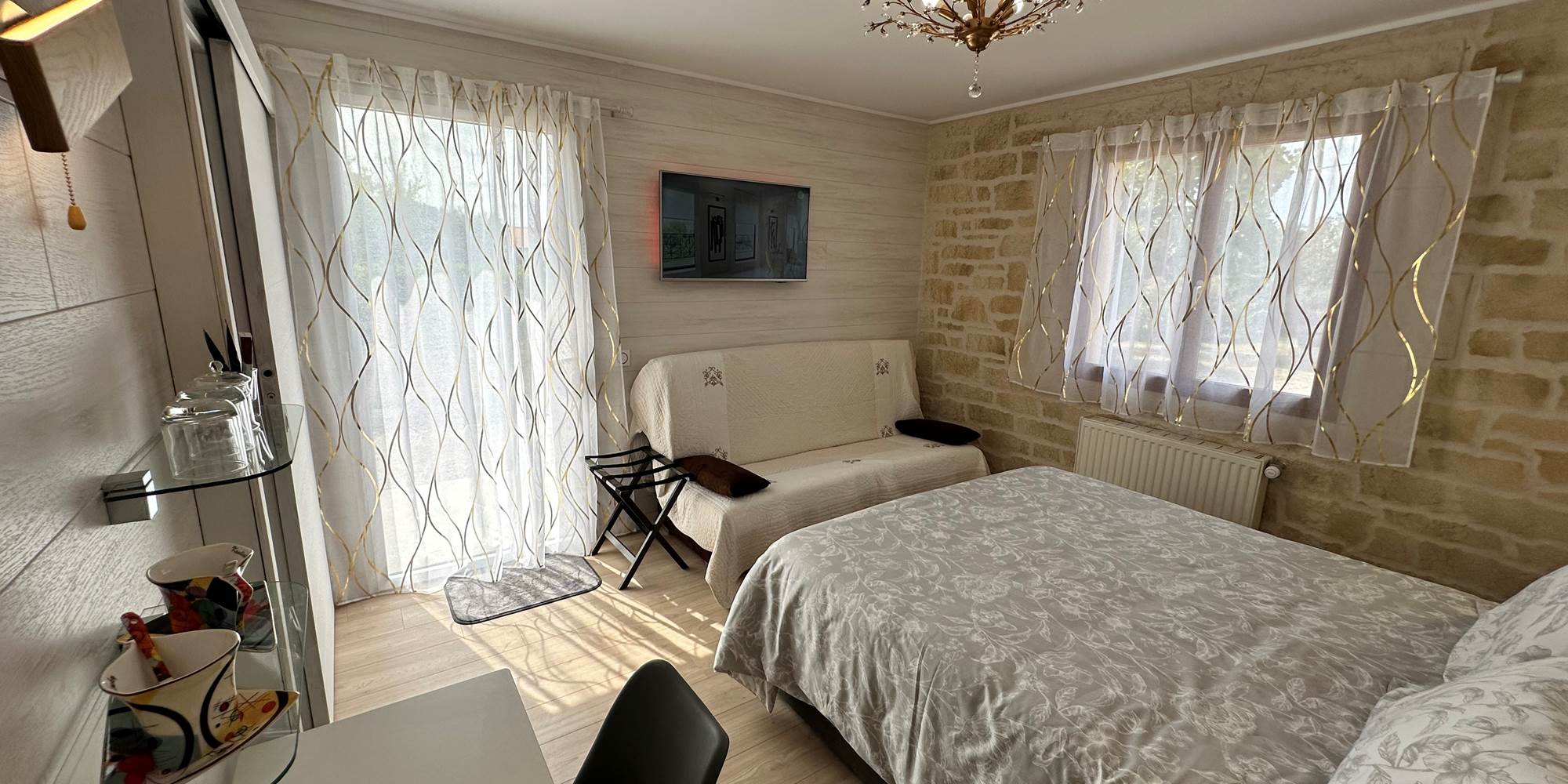chambre-raphael-queen-size-canape-convertible-ecran-plat-bureau-collation-bouilloire-tasse-mas-des-anges-soussans-margaux-pauillac-medoc-bordeaux-famille