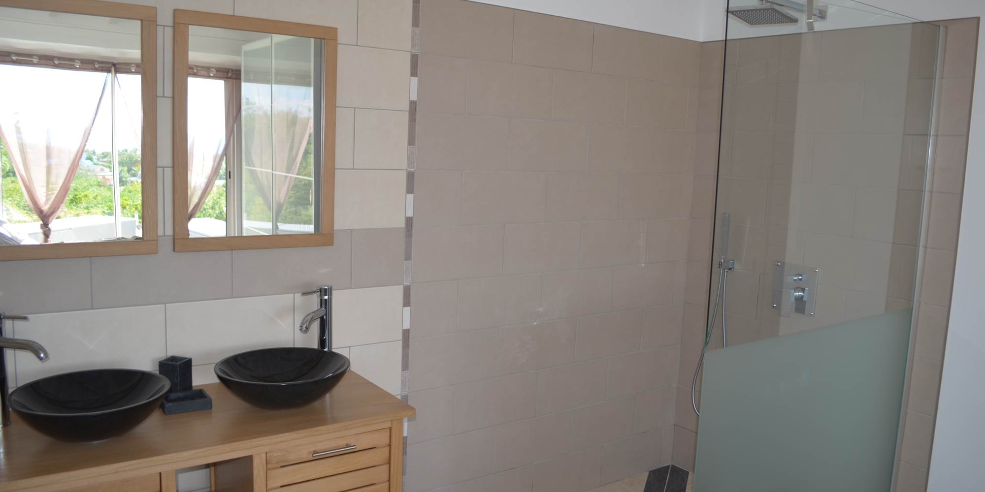 Douche à l'italienne ouverte sur la chambre n°2