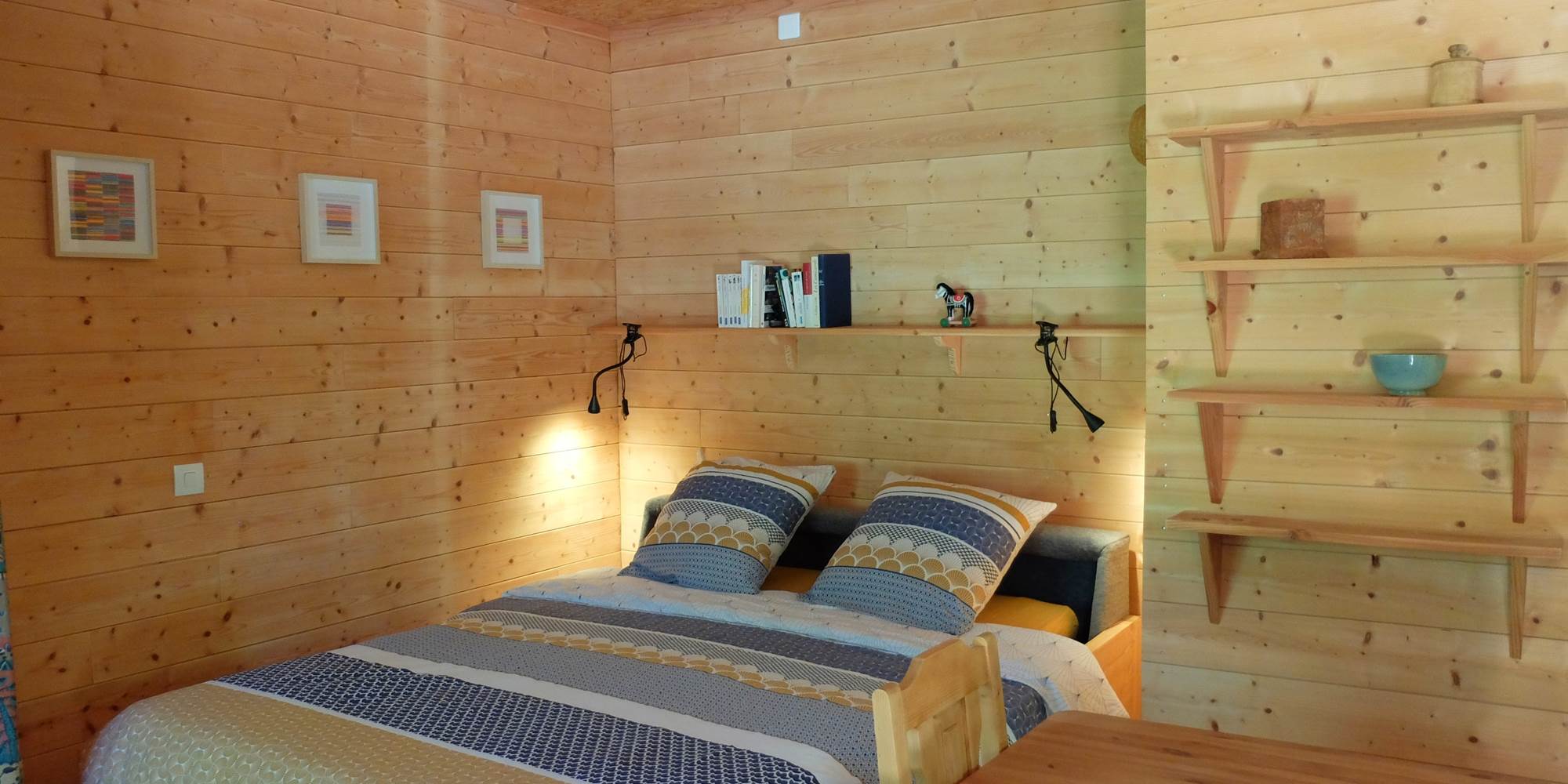 Le lit déployé. Les draps et serviettes sont fournies