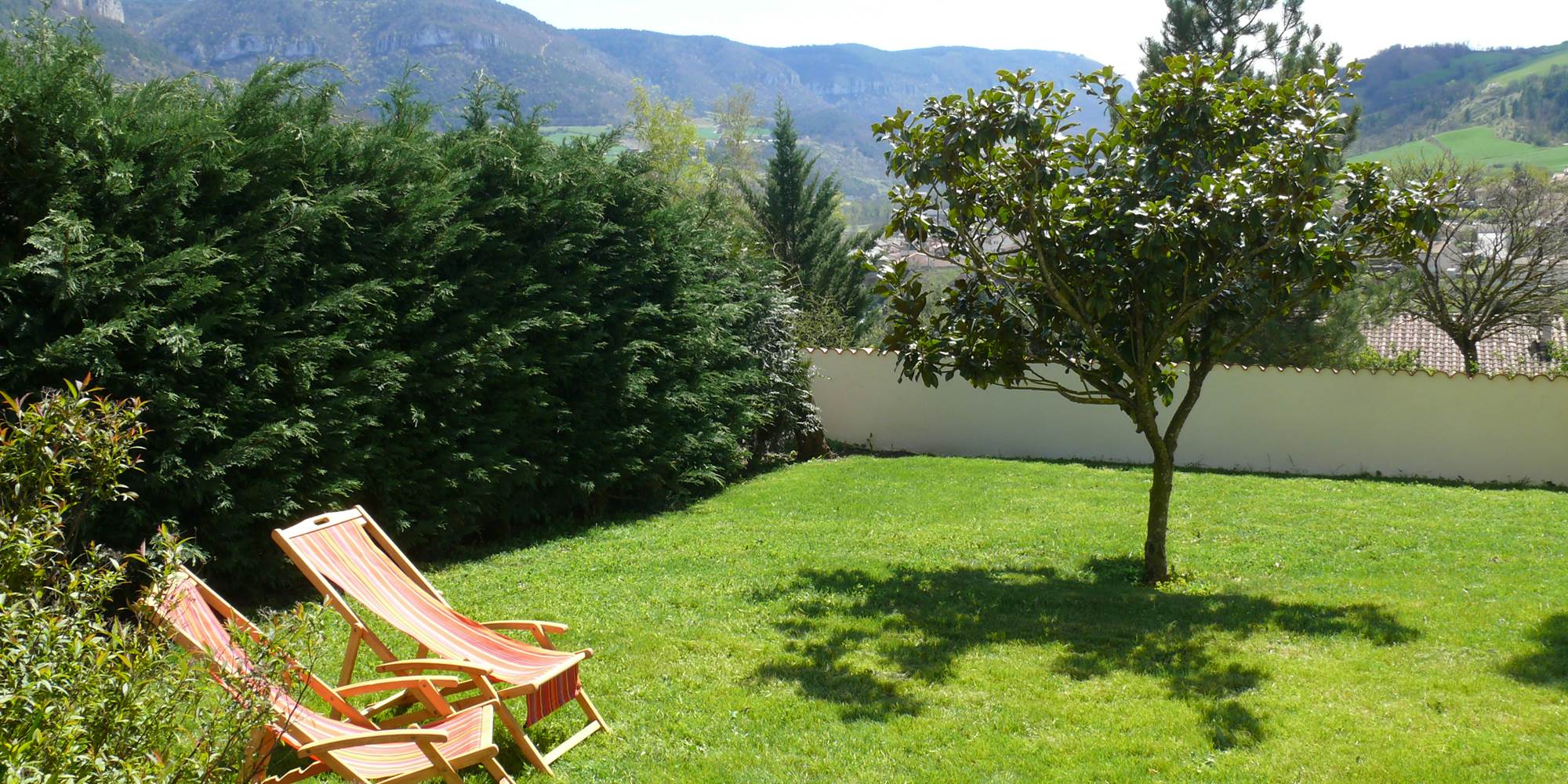 Transat au soleil dans le jardin