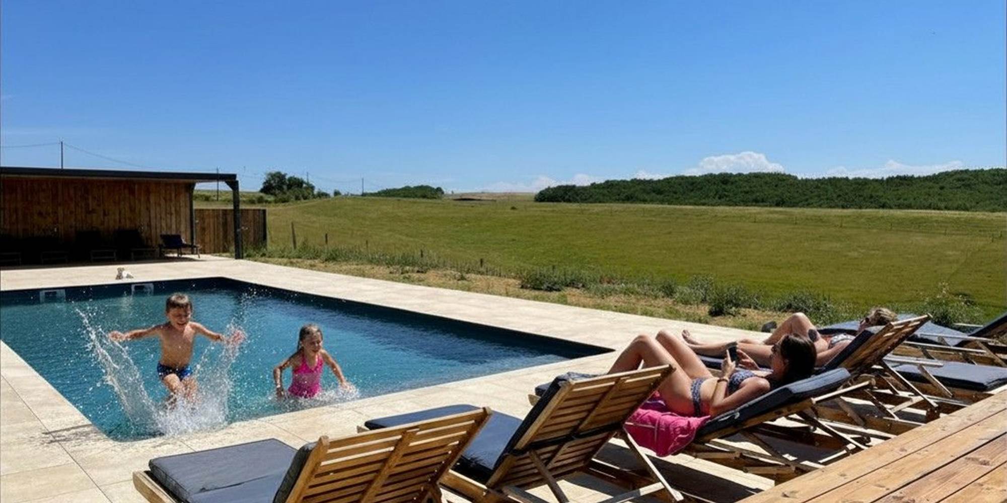 Famille piscine ferme du Hitton