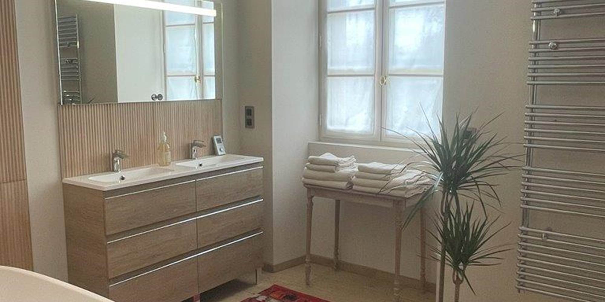 Chambre lit double, rez de chaussée, suite familiale, chambres luxe, salle de bain privative, baignoire, vue jardin, vignoble, chambres d'hôtes